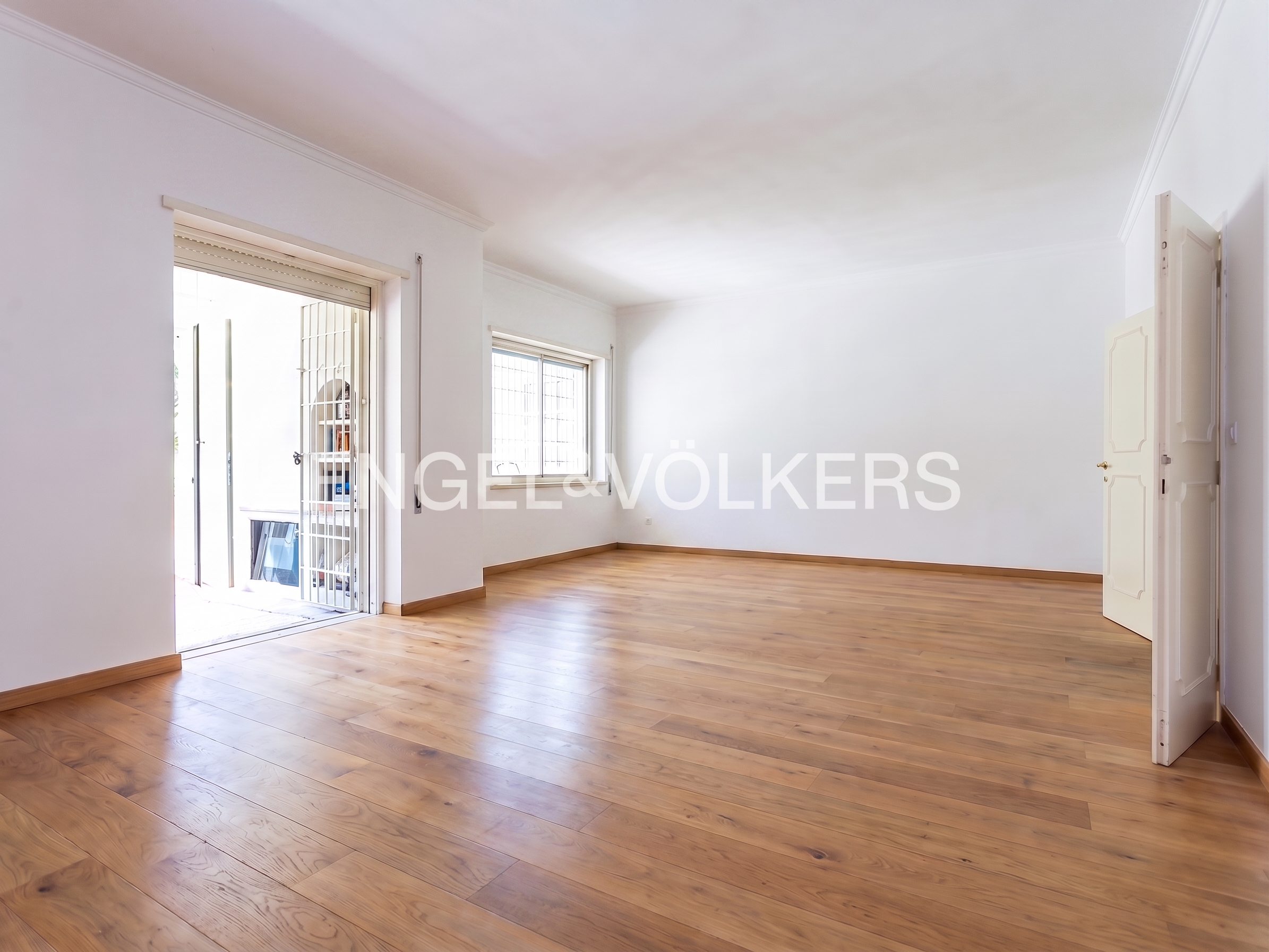 Exclusive apartment with large private garden in the Farnesina area