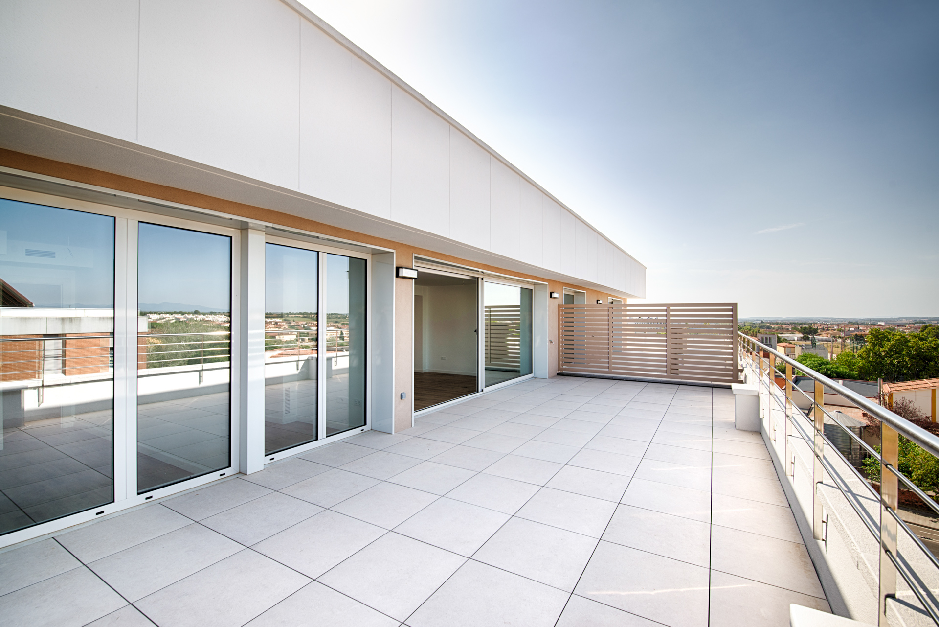 Neubau-Penthouse mit großer Terrasse und Gemeinschaftspool