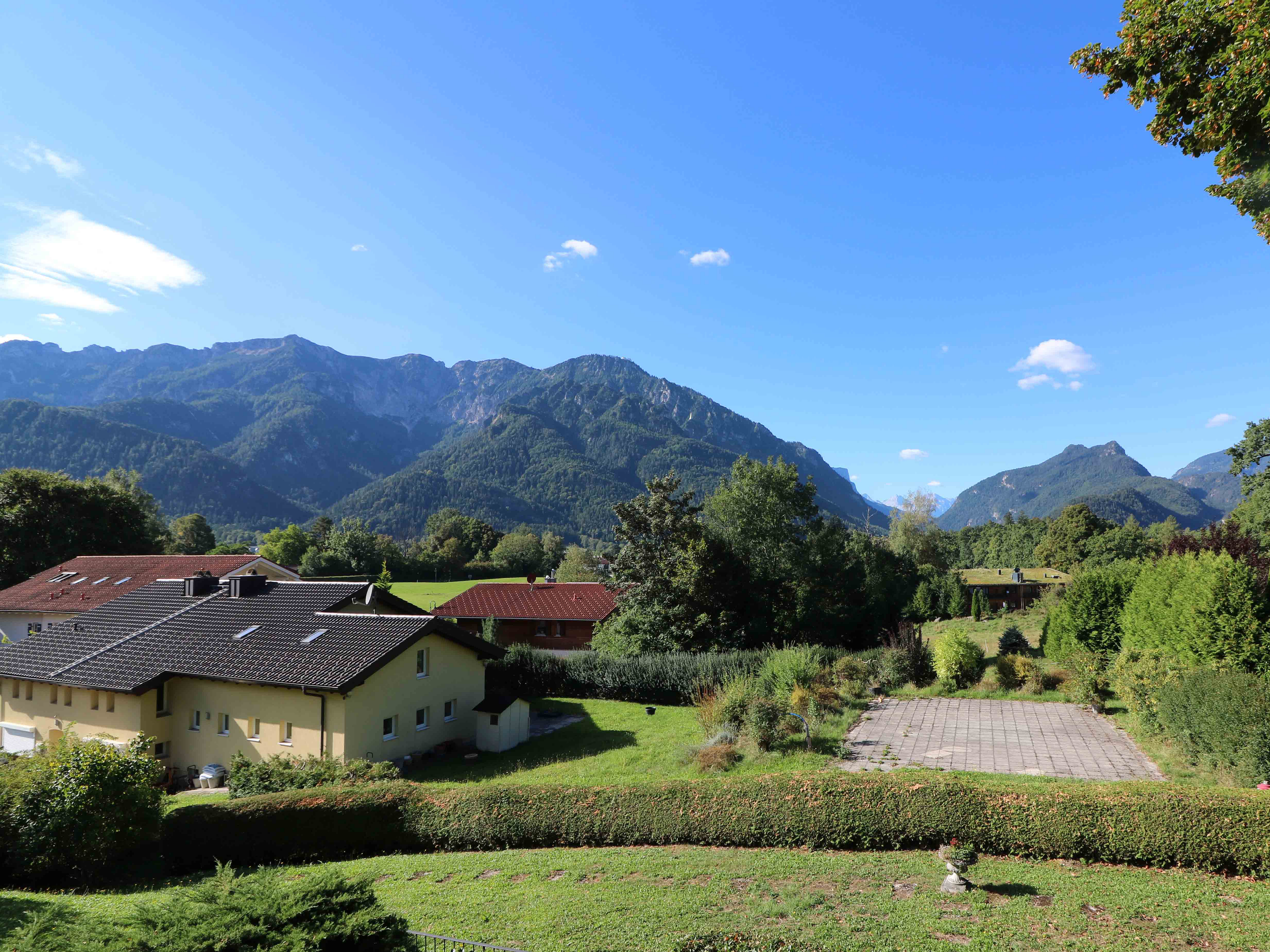 Großzügige 3-Zimmer-Wohnung mit großem L-Balkon und Bergblick