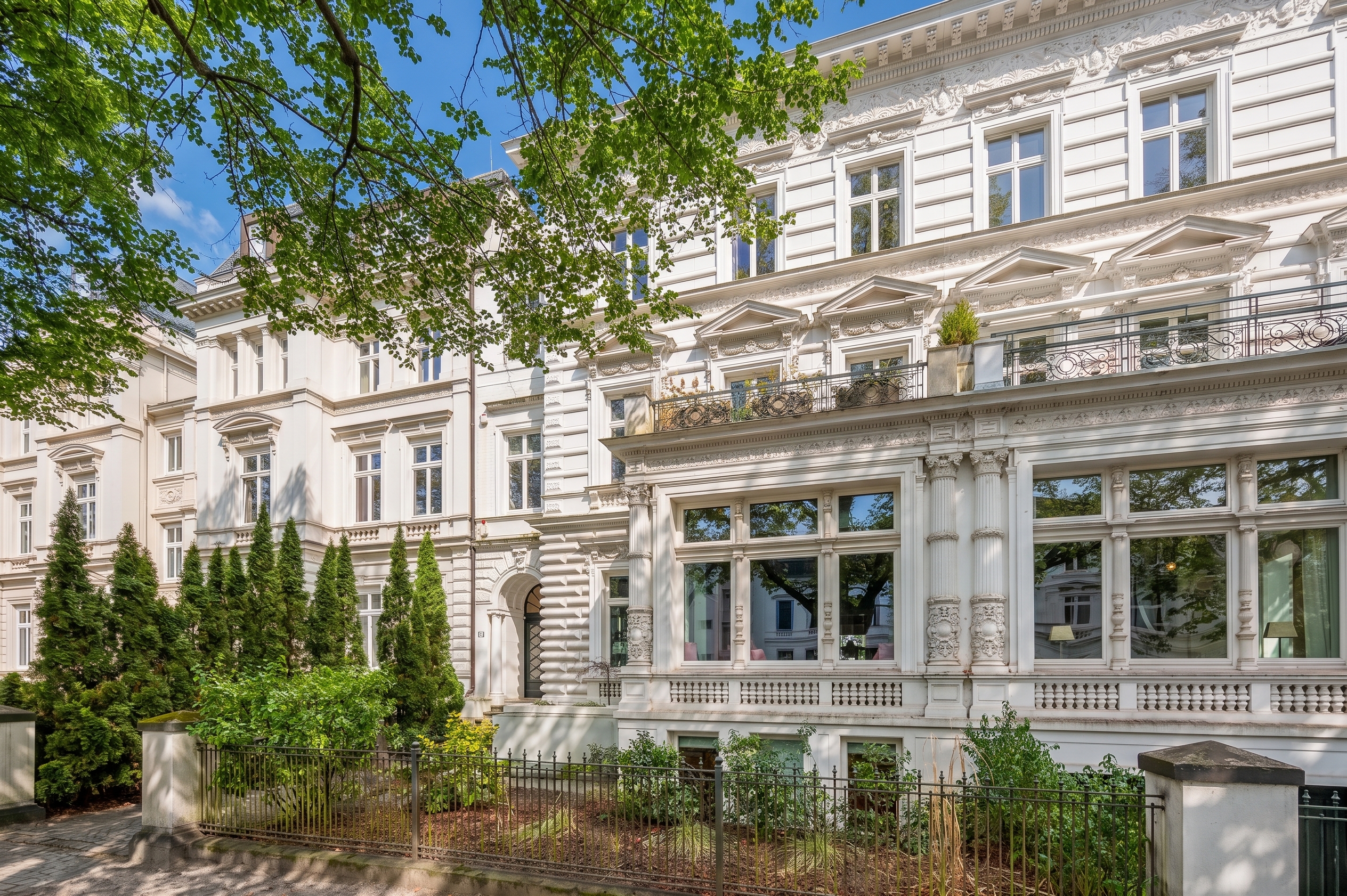 Stilvolle Traumwohnung mit eigenem Garten in erstklassigem Zustand.