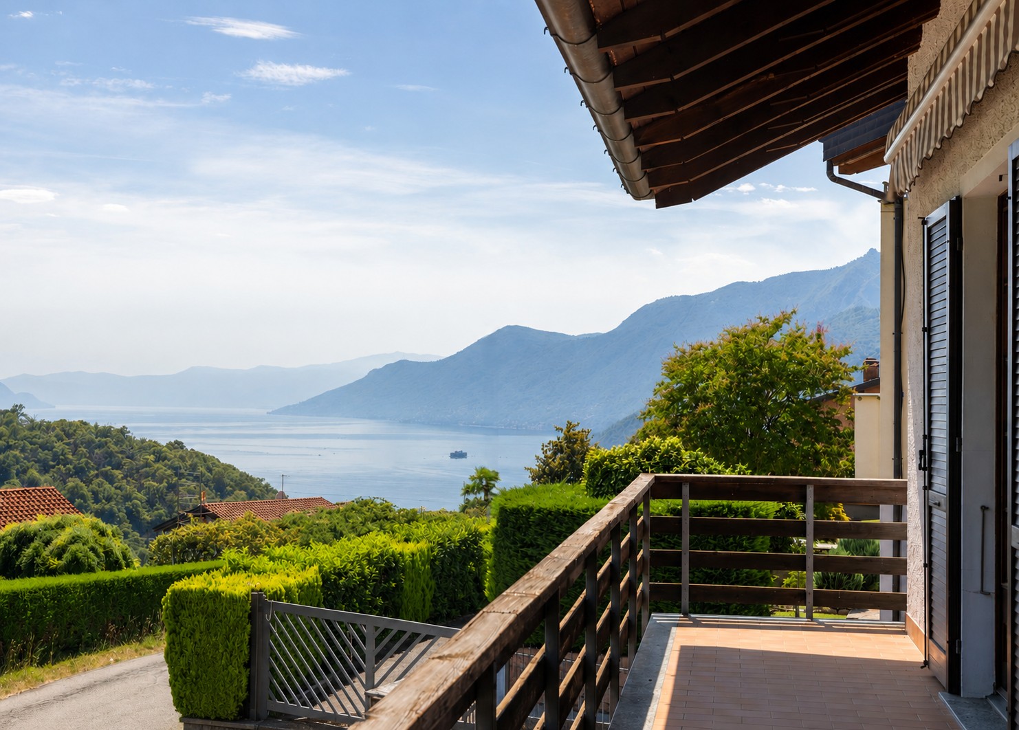 Zwischen See und Bergen: freistehende Villa in Piantonazzo
