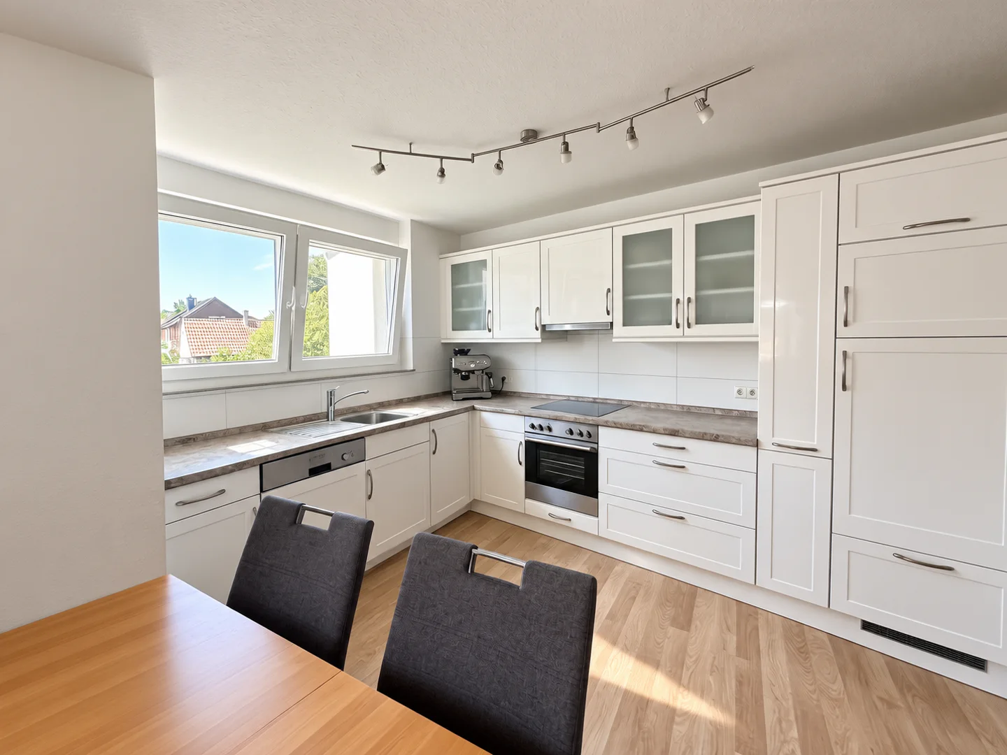 Hochwertige 4-Zimmer-Wohnung in ruhiger Lage von Zell-Weierbach - Foto 1