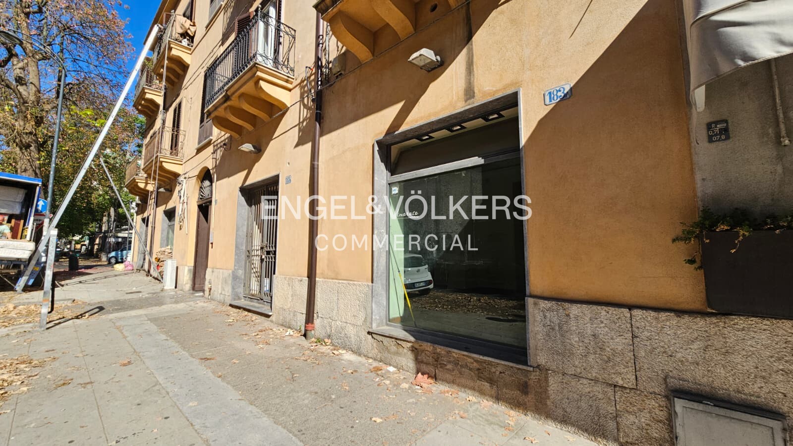 Locale commerciale con elevata visibilità. 6 vetrine ad angolo in zona Via Libertà