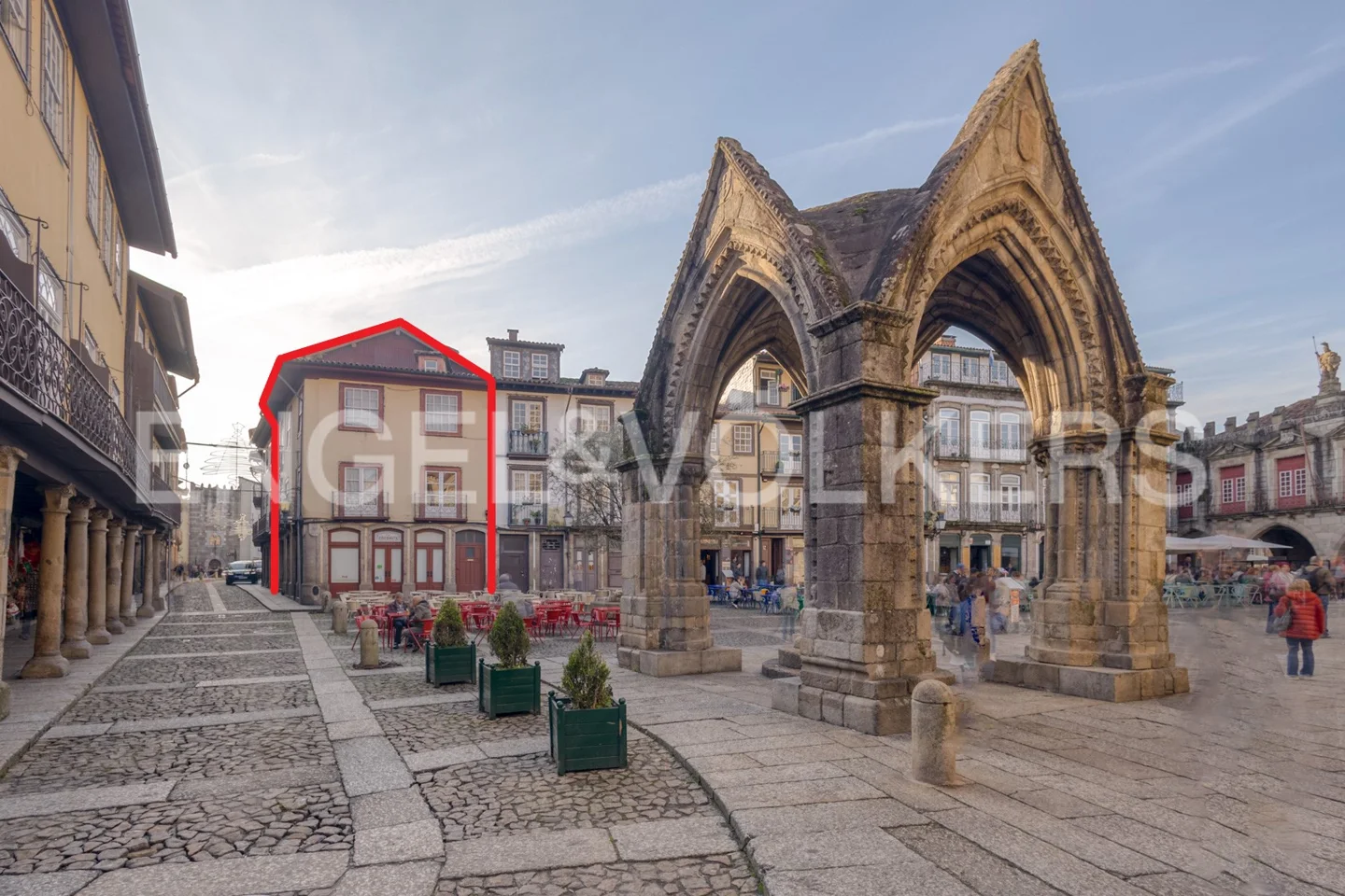 Prédio Secular no Coração da Cidade de Guimarães