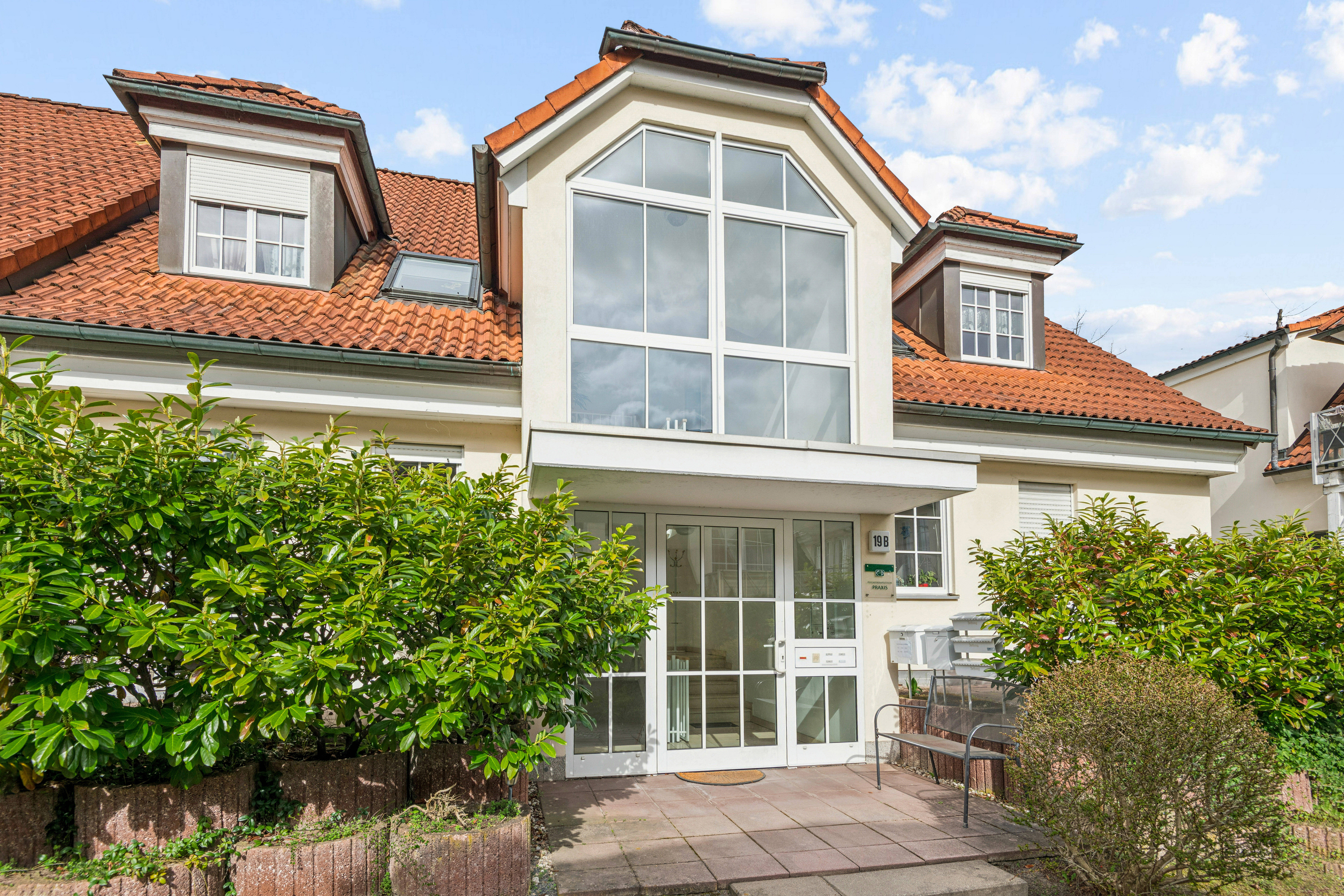 Helle 2-Zi.-Wohnung mit Balkon & Tiefgarage, ruhig und citynah