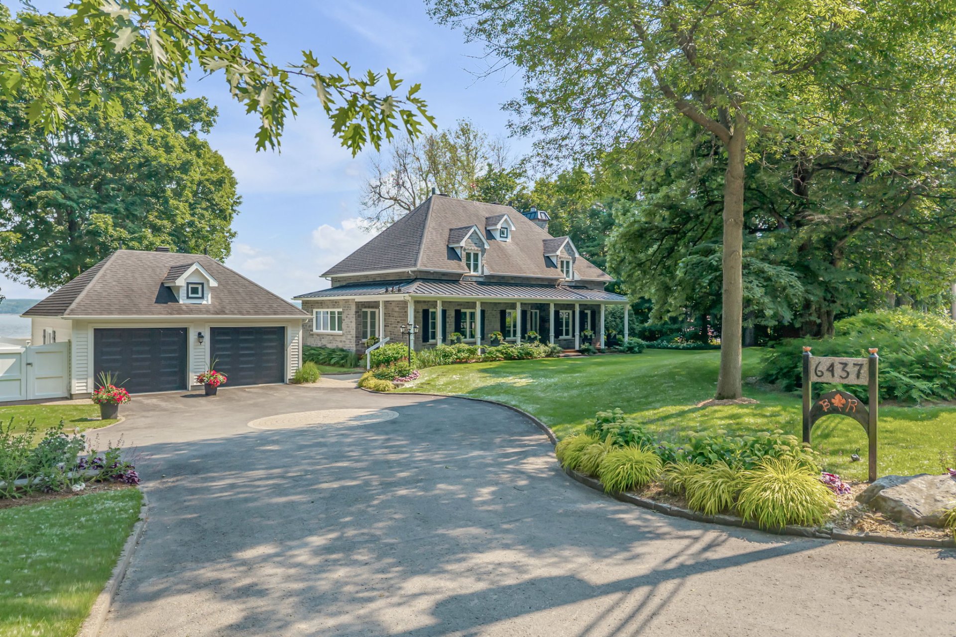 High-end colonial cottage along the riverfront