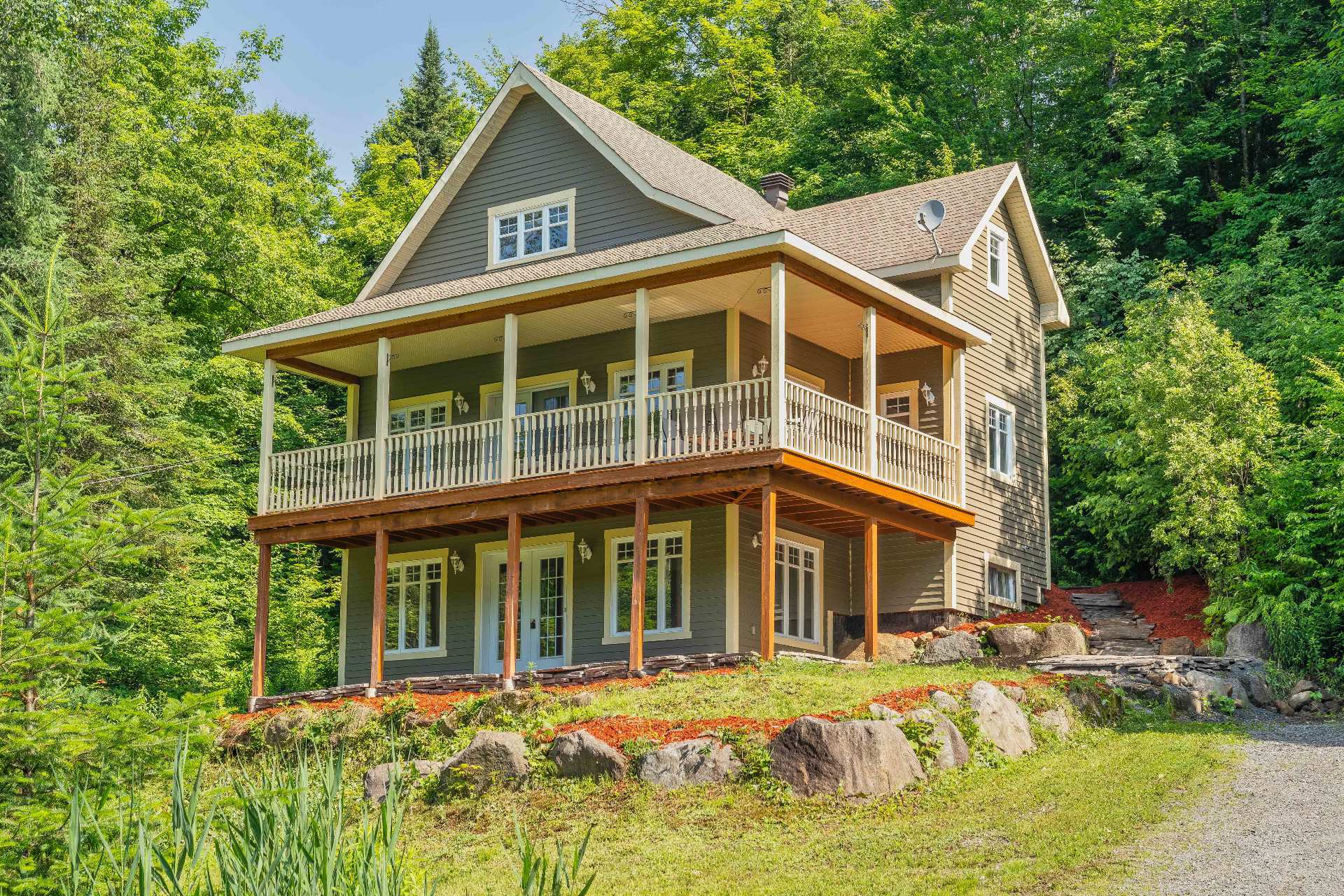 Beautiful property offering access to Lake Raquetteur !