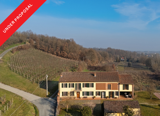 Casale piemontese con giardino e piscina