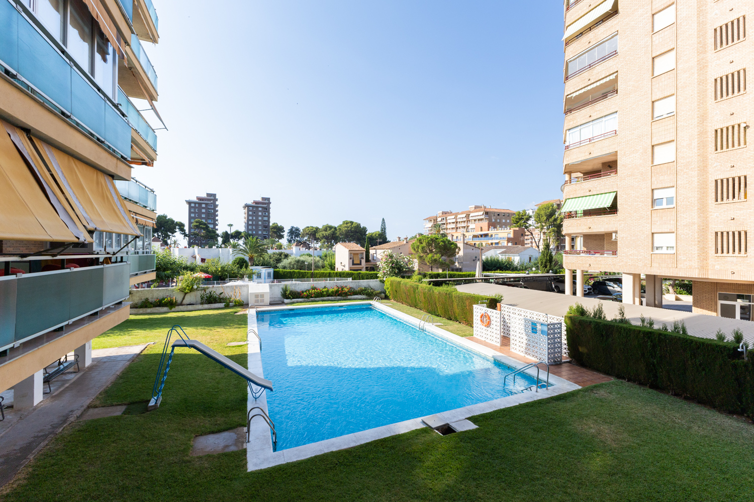 4-Bedroom Apartment with Pool in La Almadraba
