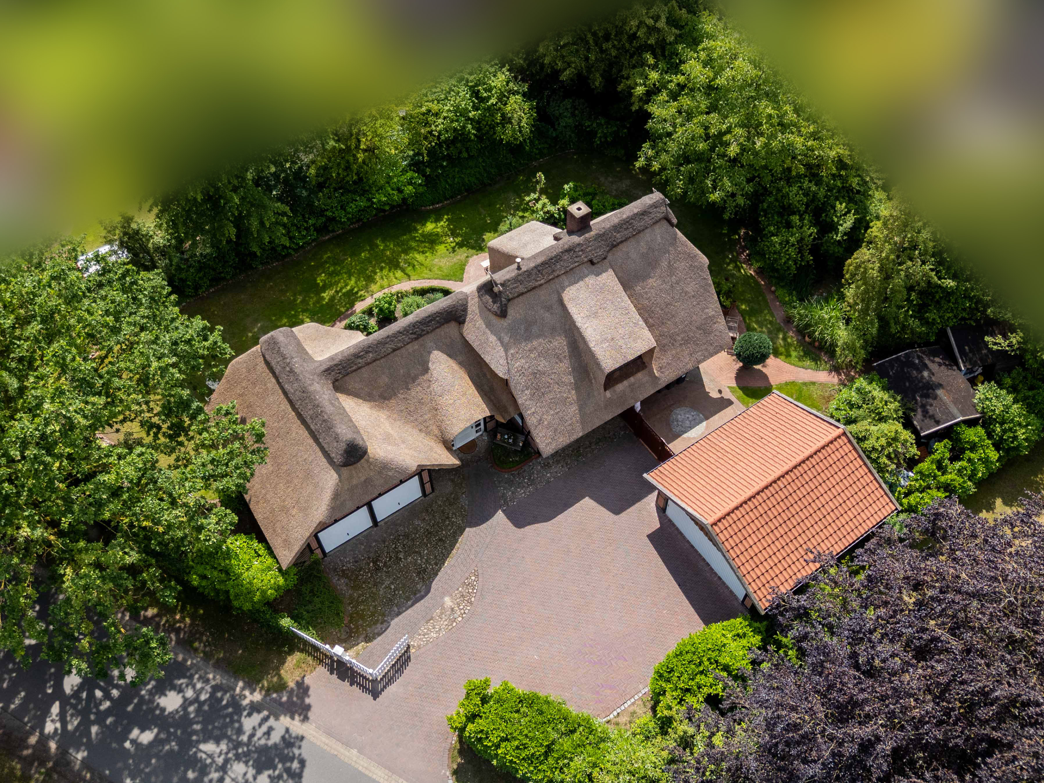 Wohnen unter Reet – charmante Villa mit idyllischem Garten