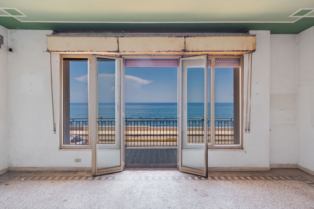 Sea-front flat in need of renovation with outdoor spaces in Torre Archirafi in Torre Archirafi