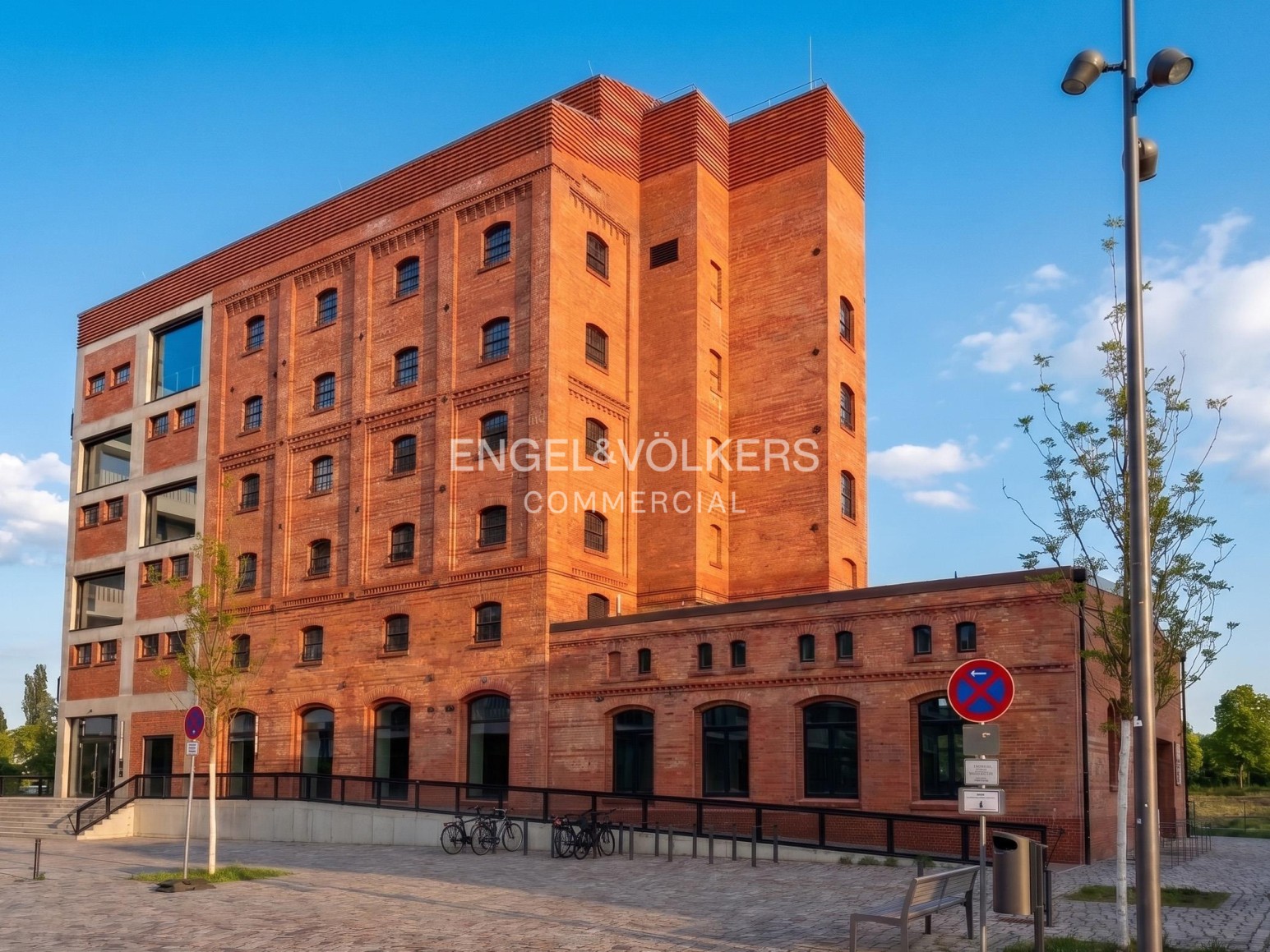 Arbeiten an der Spree: Exklusive Büros im denkmalgeschützten Altbau