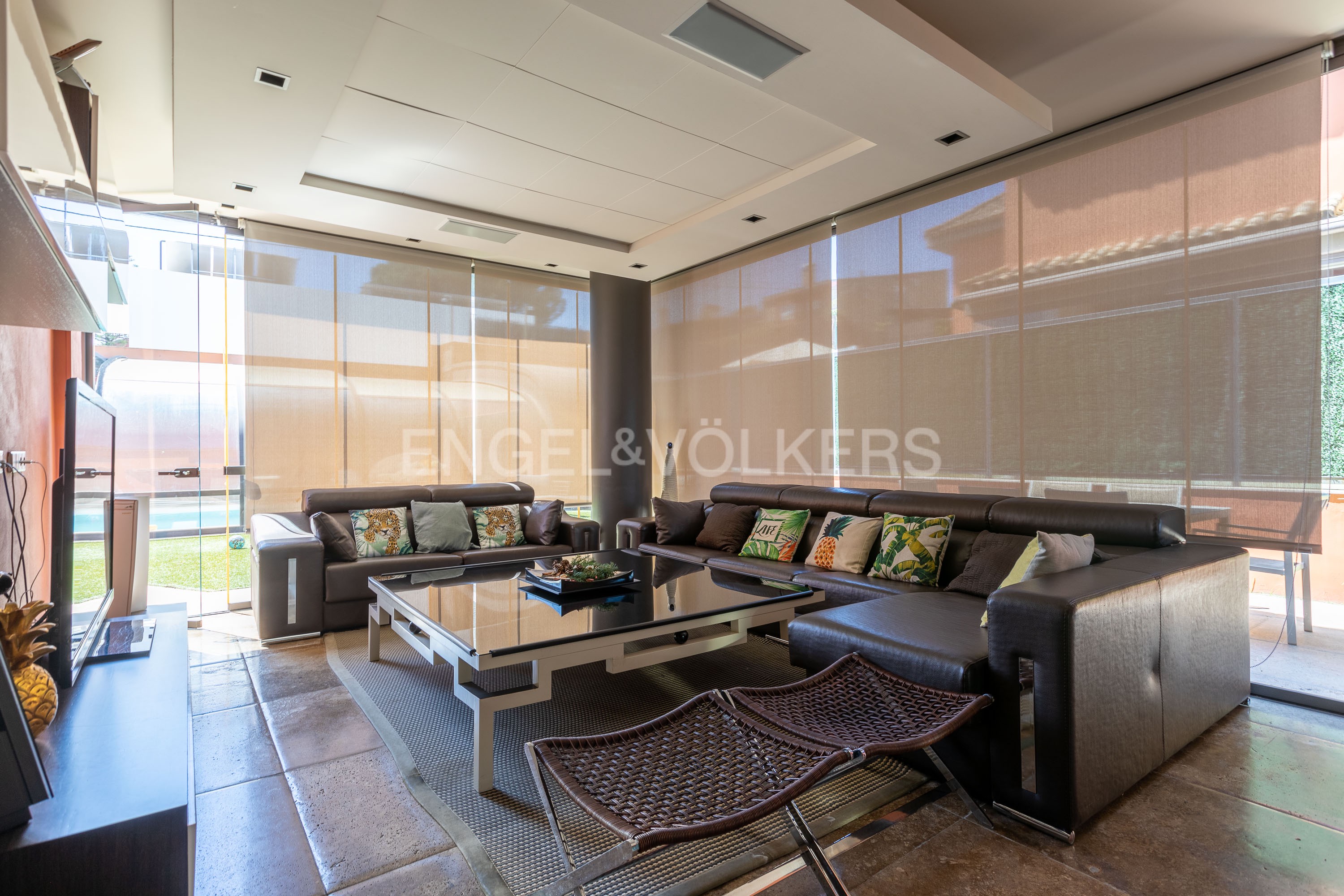 You dream space and comfort...You dream a house with a swimming pool.