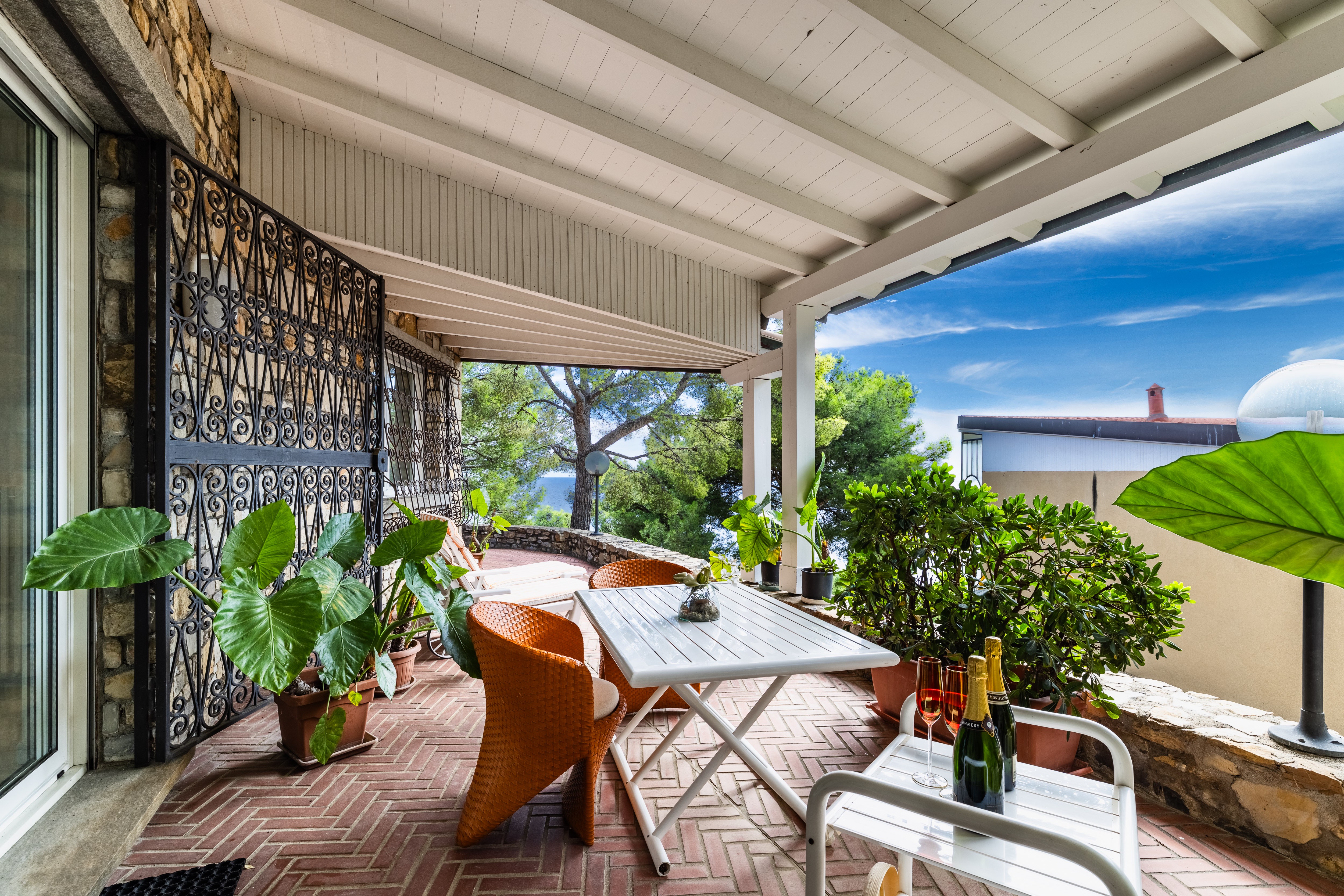 Seaside villa with spacious terraces