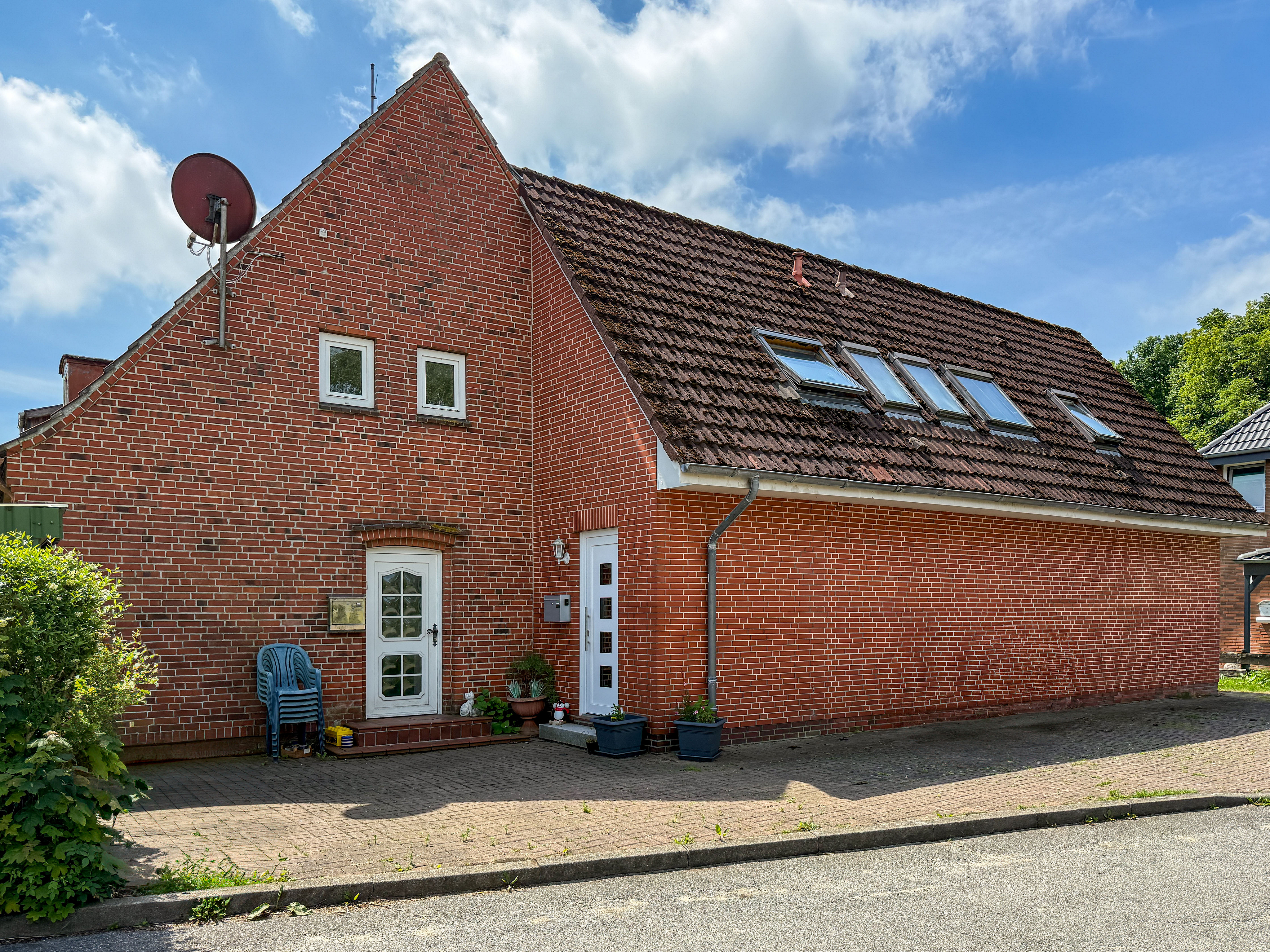 Vermietetes Zweifamilienhaus in zentraler Lage                                                             - Bahnhof, Innenstadt und Hafen fußläufig erreichbar