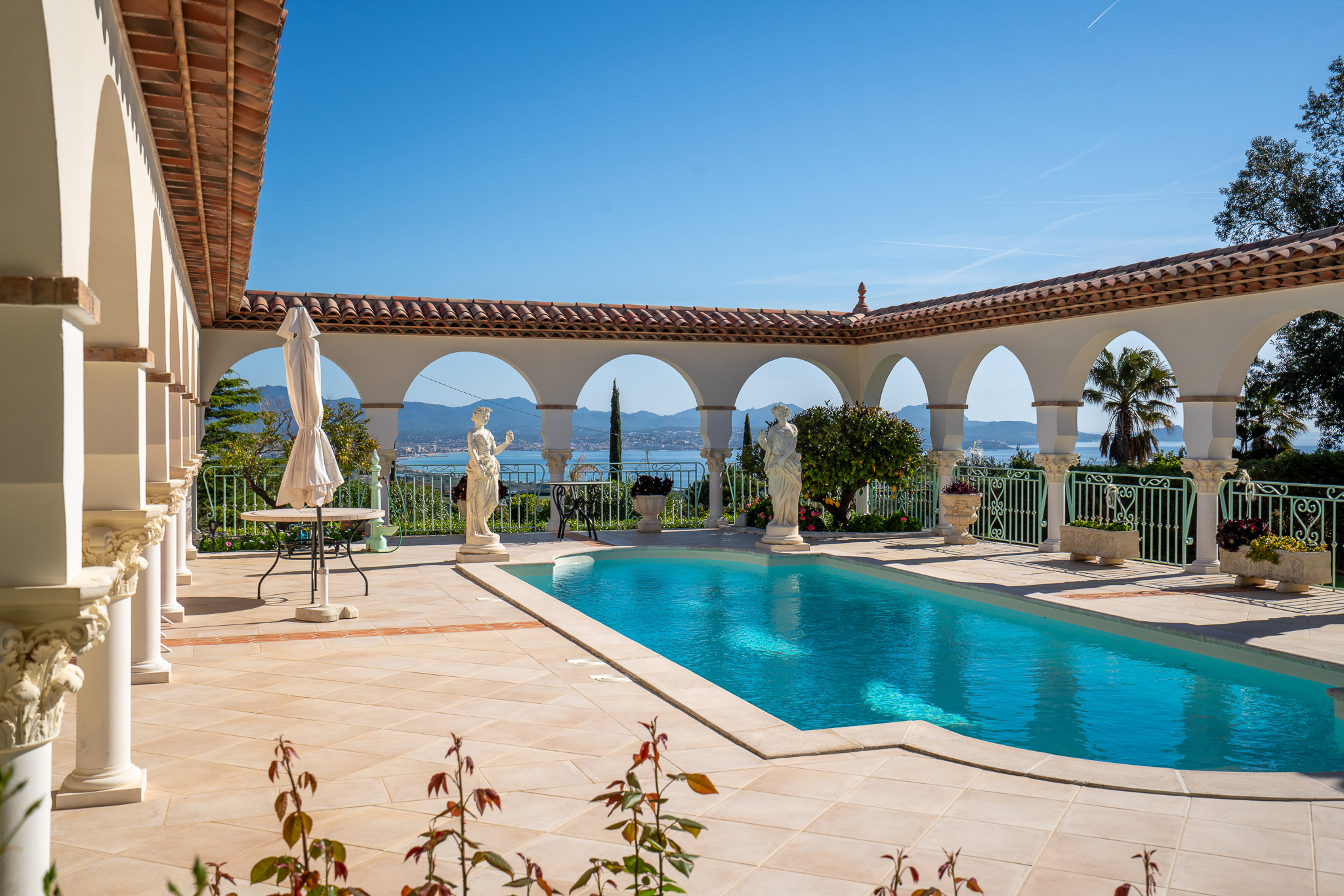 Hacienda contemporaine avec vue mer et montagne