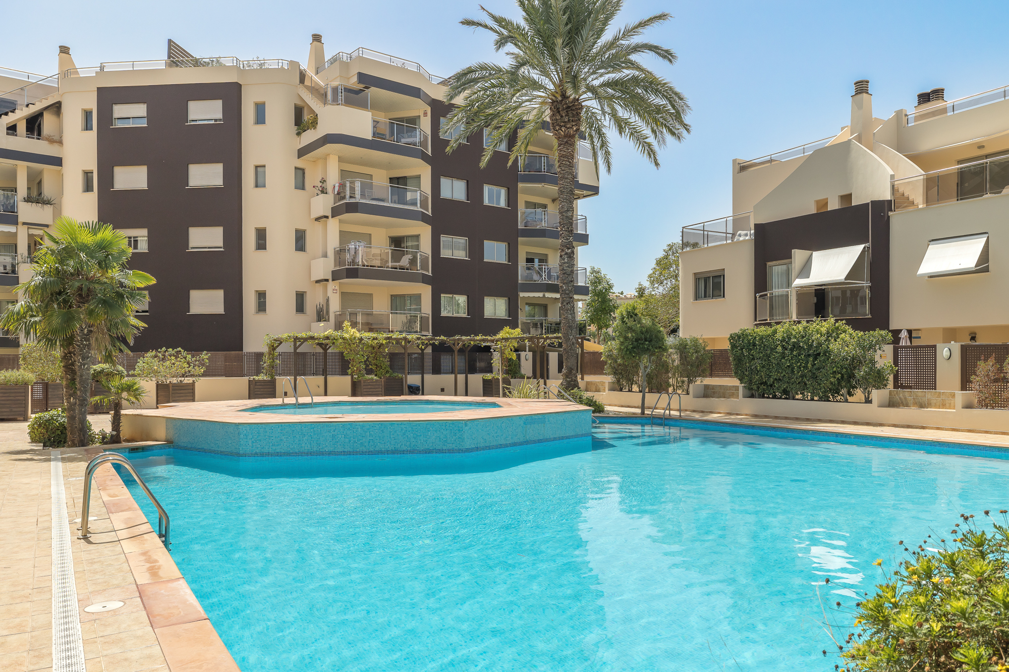 Elegant renovated apartment with spacious terrace, just 100 metres from the sea