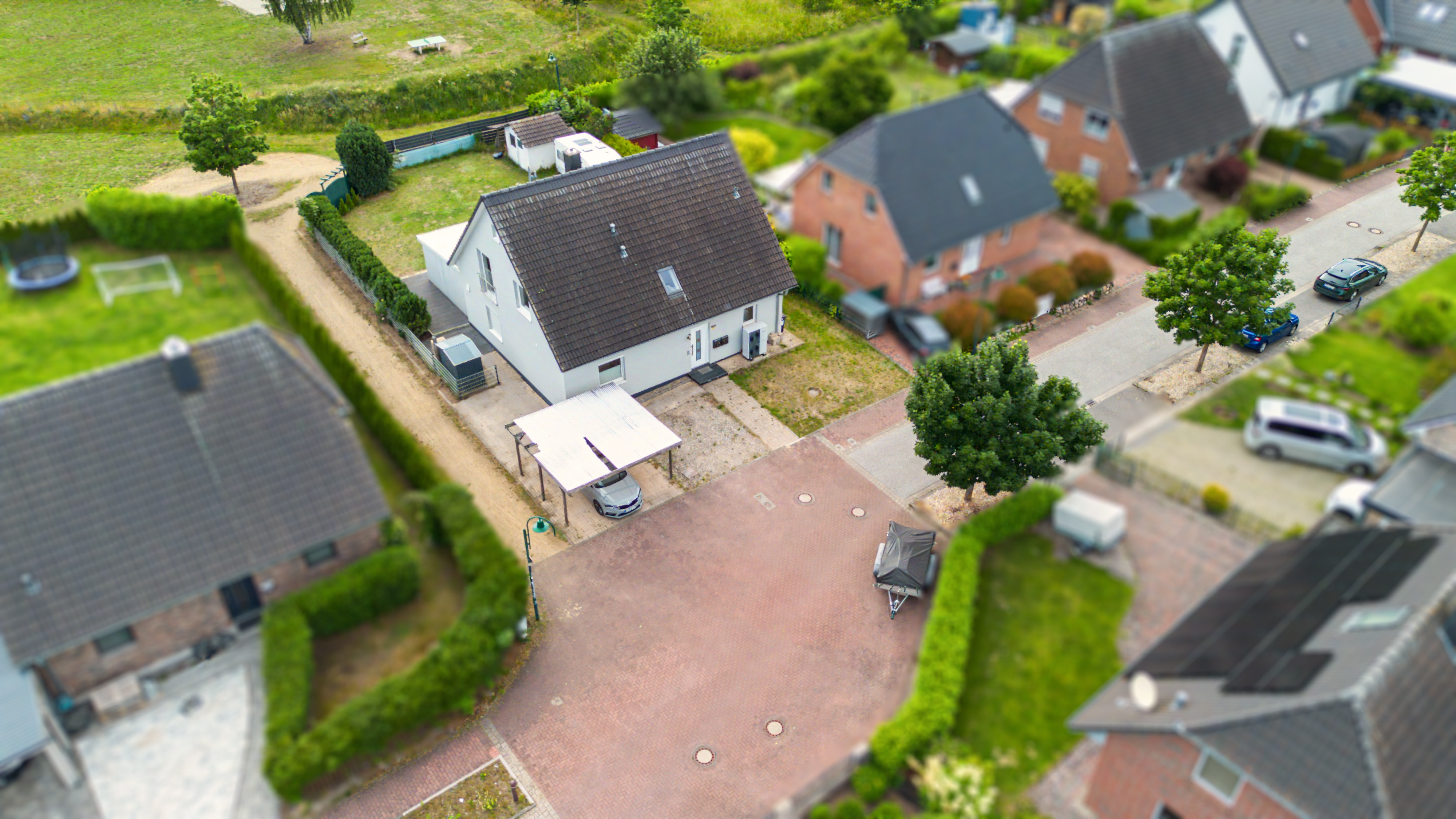 „Tagsüber City-Life, abends Urlaubsgefühl im Grünen“ Modernes Raumwunder in Büchen mit perfekter Hamburg-Anbindung