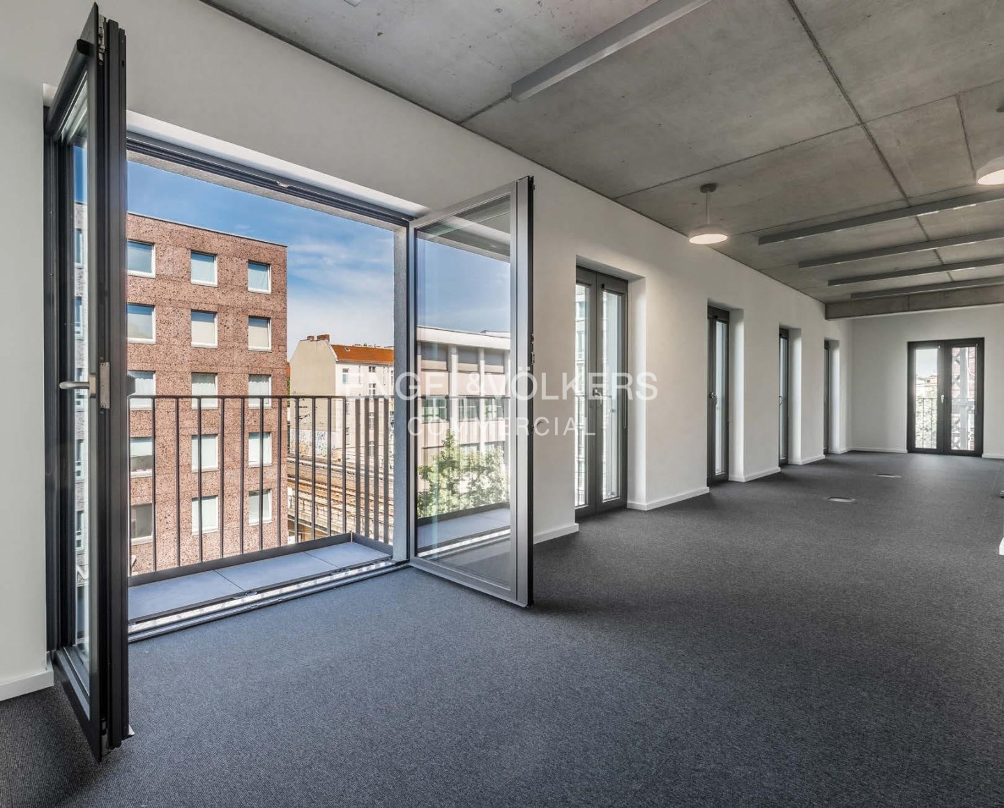 Helles Büro mit Balkon in der City West