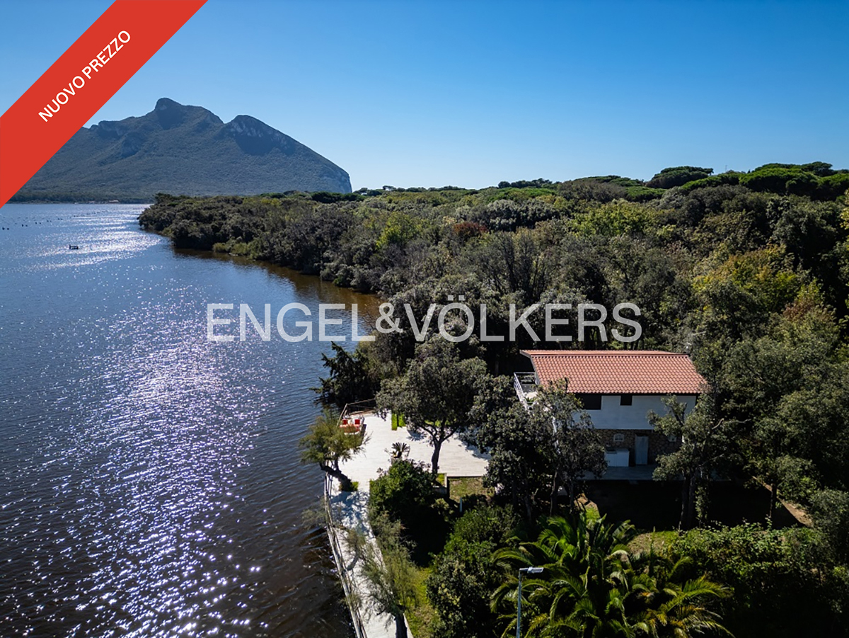 Charming chalet on Lake Paola in Sabaudia