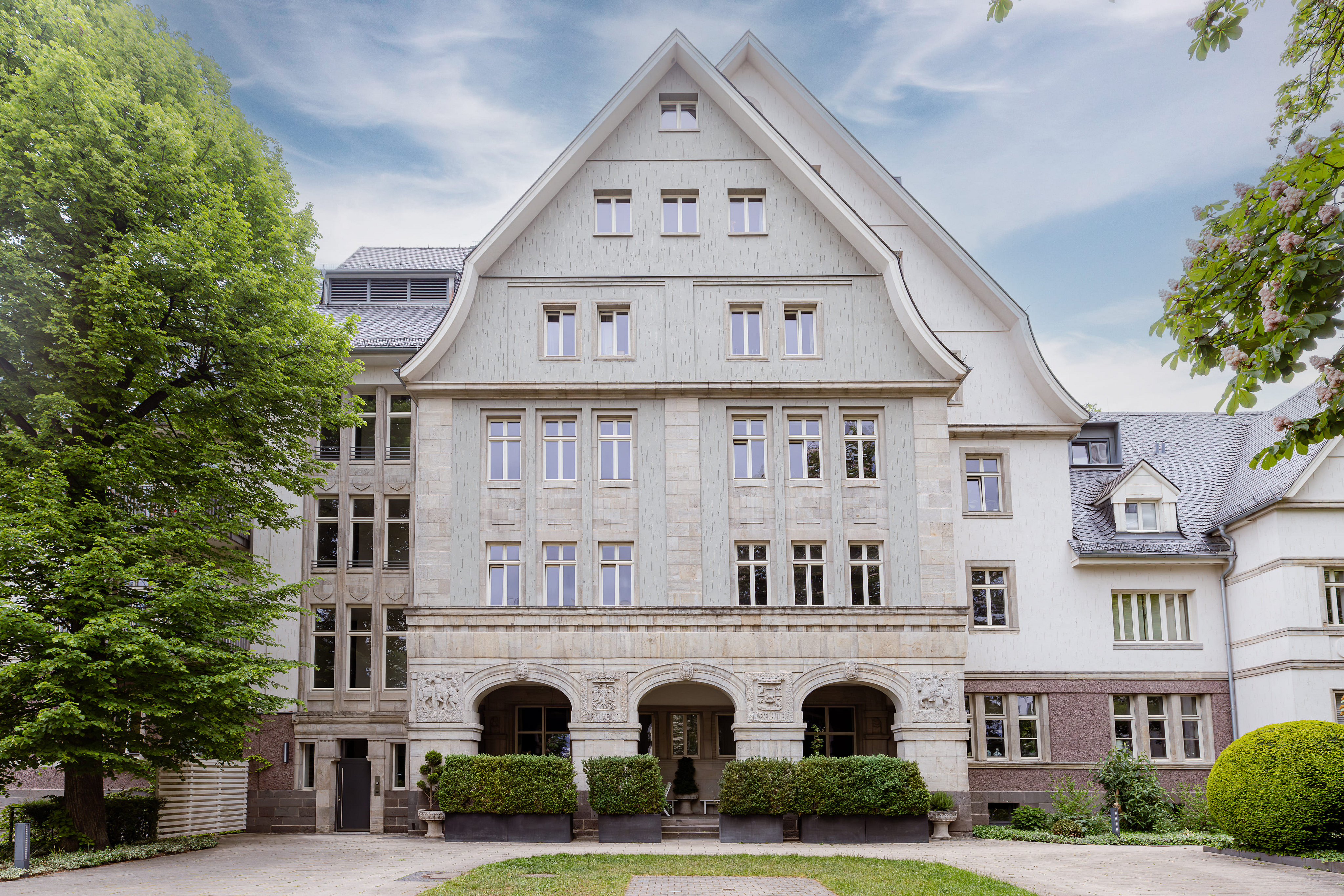 Historic charm meets modern luxury in a prime Nordend location – exclusive apartment in the Hofgarten courtyard
