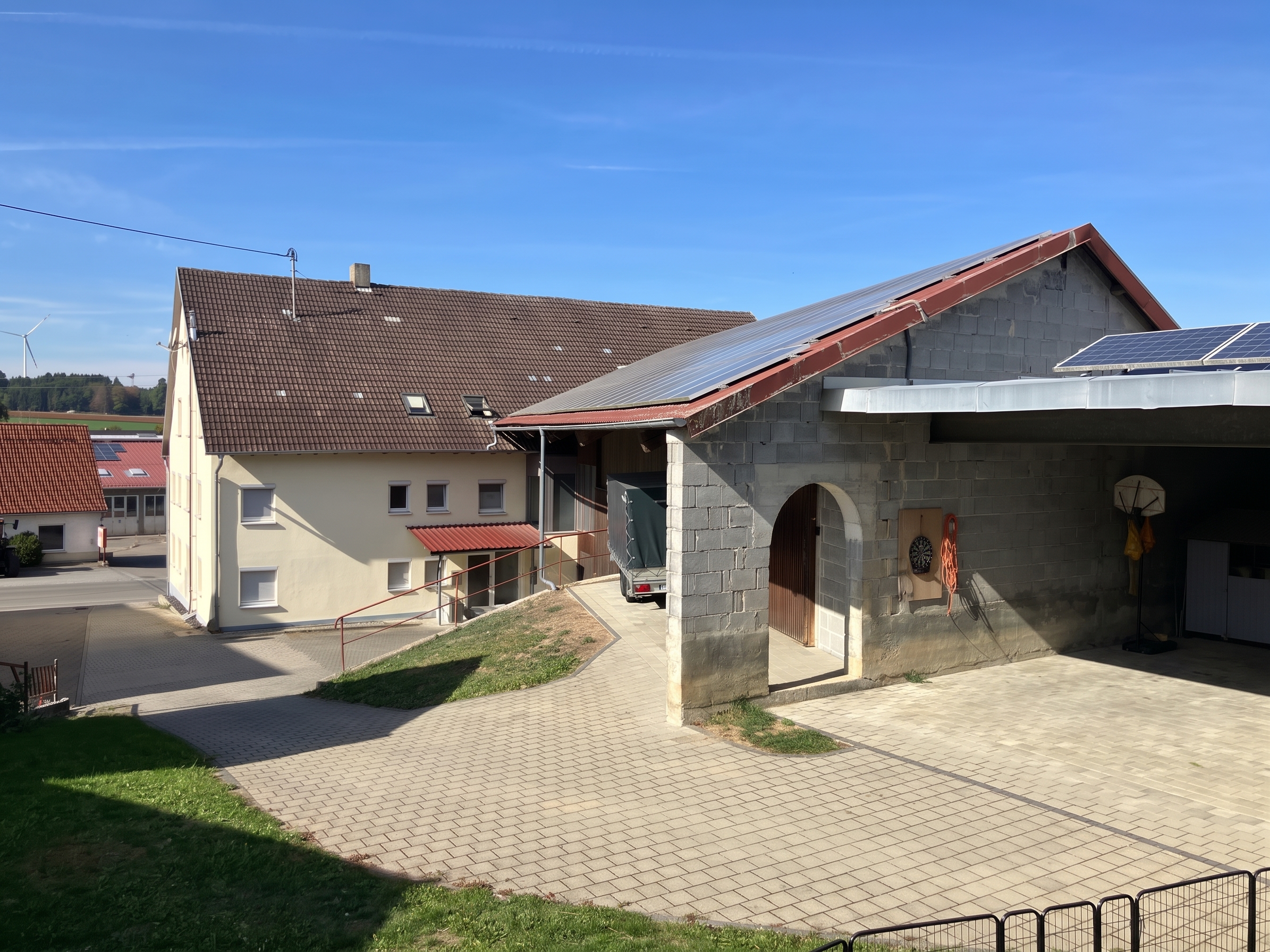 Für Investoren: Gepflegtes Mehrfamilienhaus mit attraktiven Lagerflächen [AI-modified]