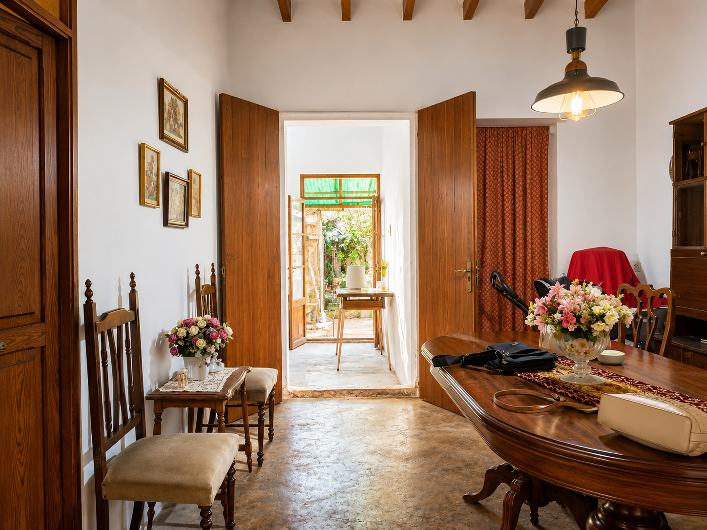 Townhouse to reform with courtyard close to the main square