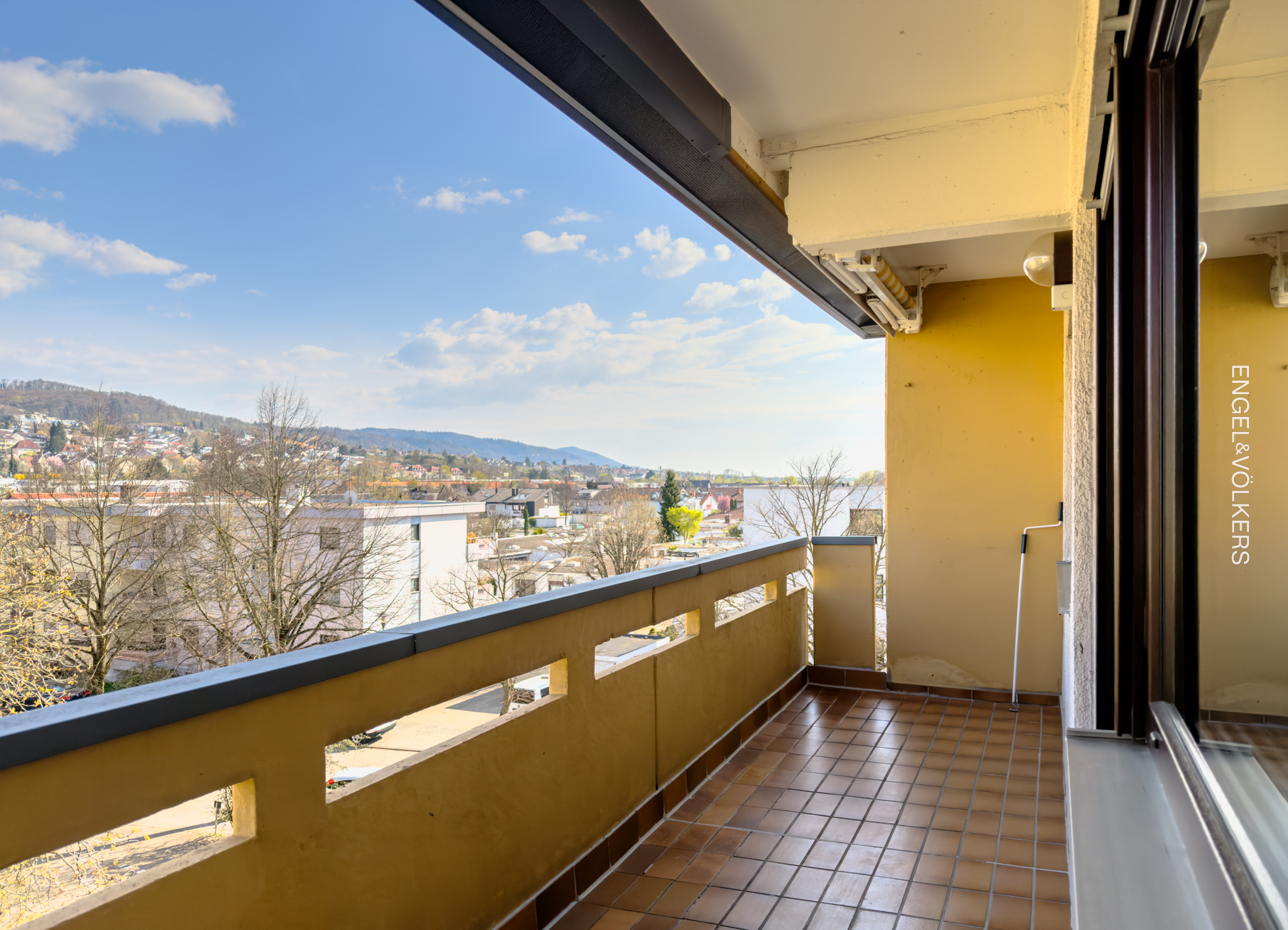 Gepflegte 3-Zimmer-Wohnung mit Balkon und TG-Stellplatz in Weinheim