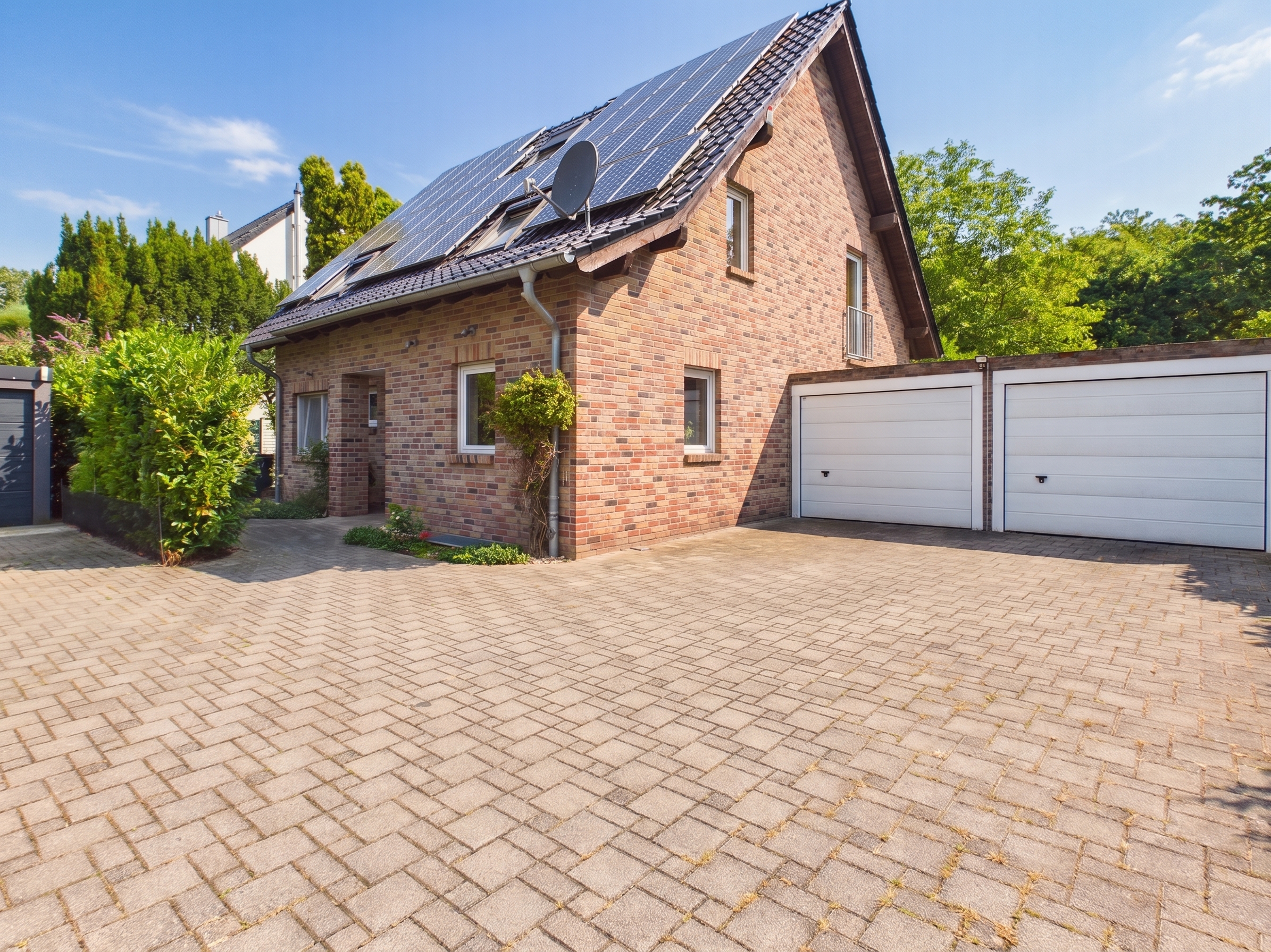 Junges Einfamilienhaus mit hervorragender Energieeffizienzklasse und unverbaubarem Blick ins Naturschutzgebiet [AI-modified]