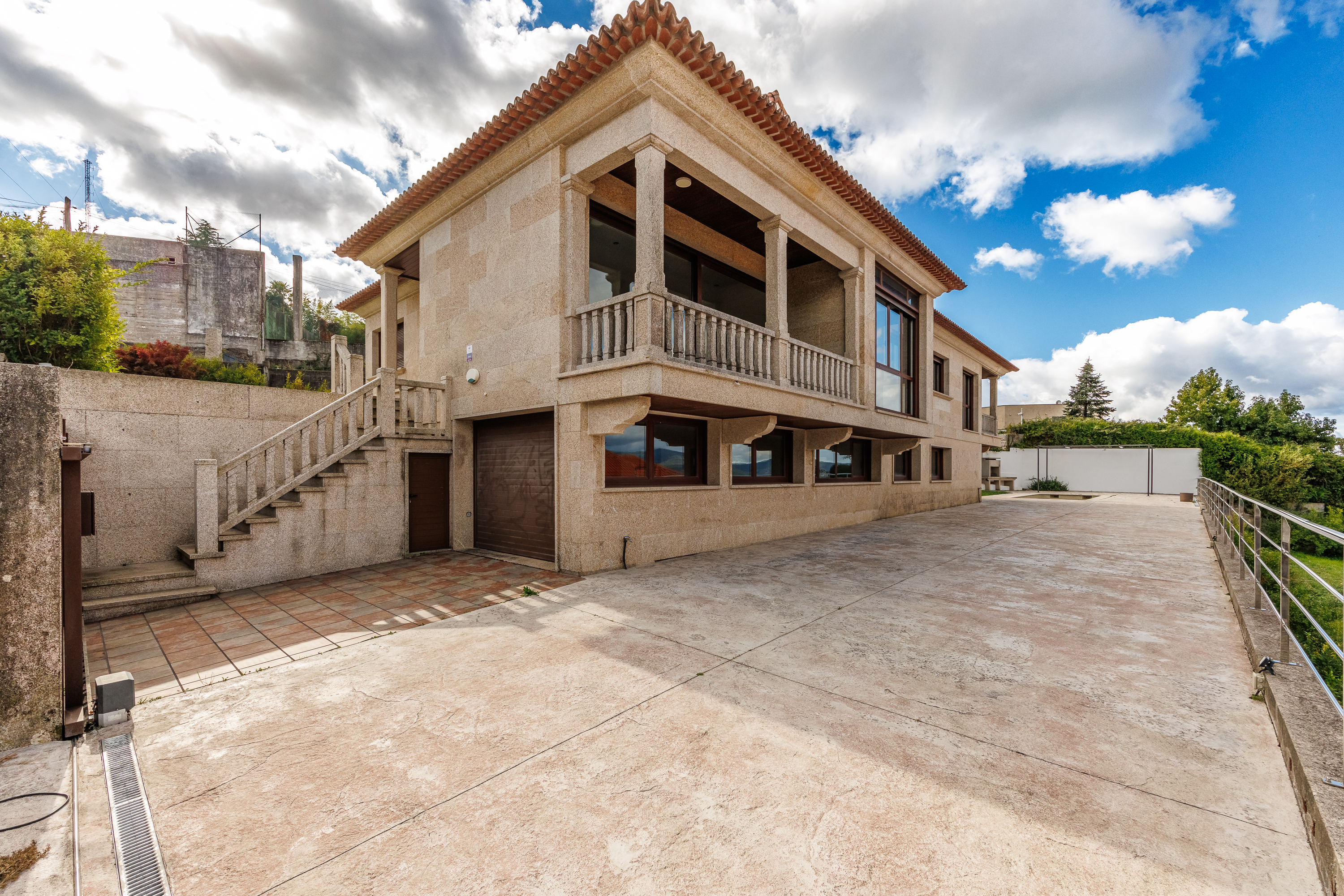 Casa a estrenar con piscina y vistas espectaculares a la ría de Vigo