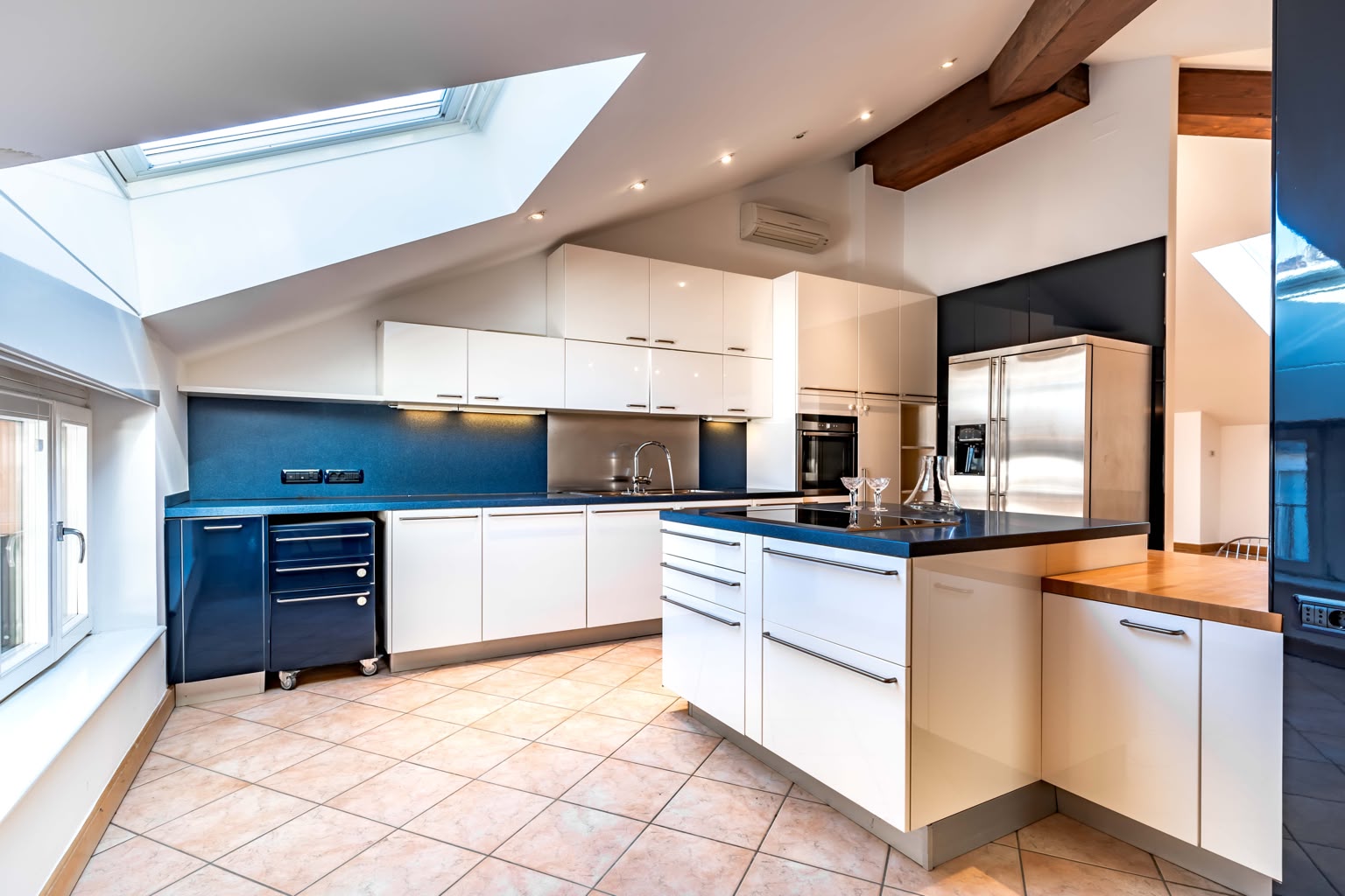 Live above the city center: prestigious penthouse for rent