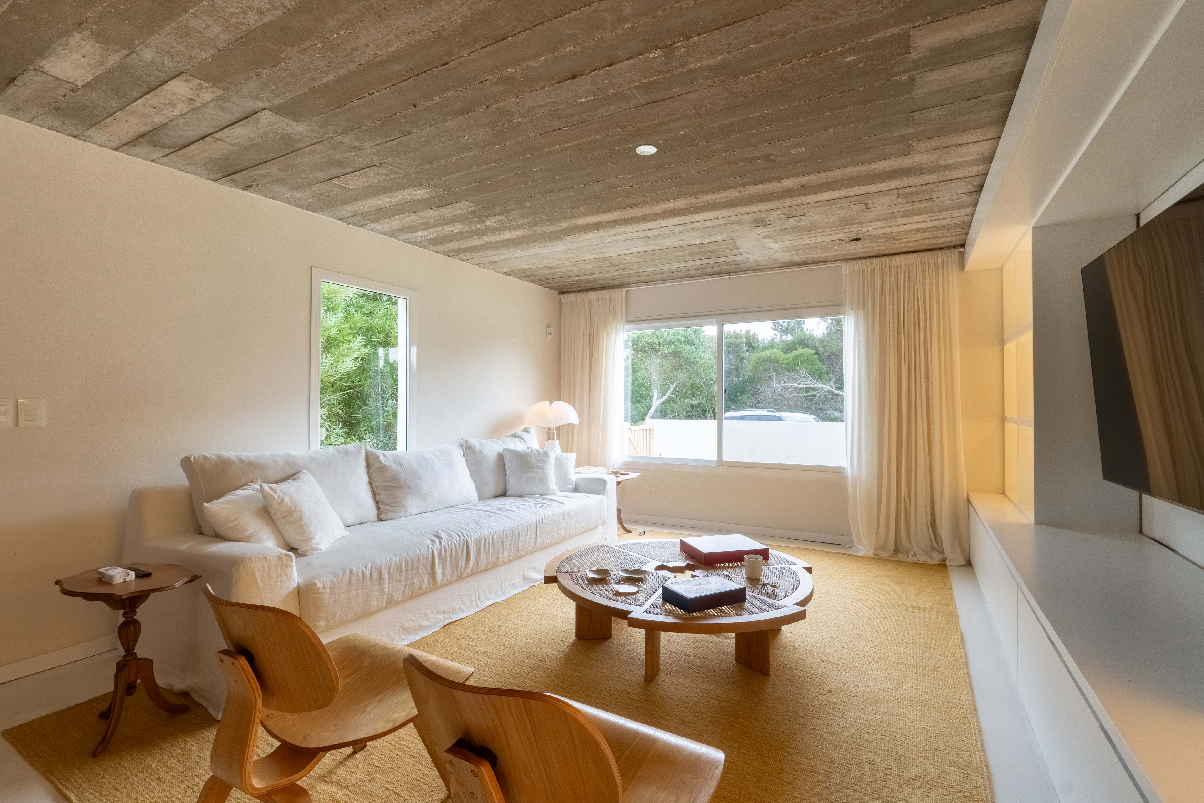 Contemporary retreat in La Juanita, minutes from Jose Ignacio.