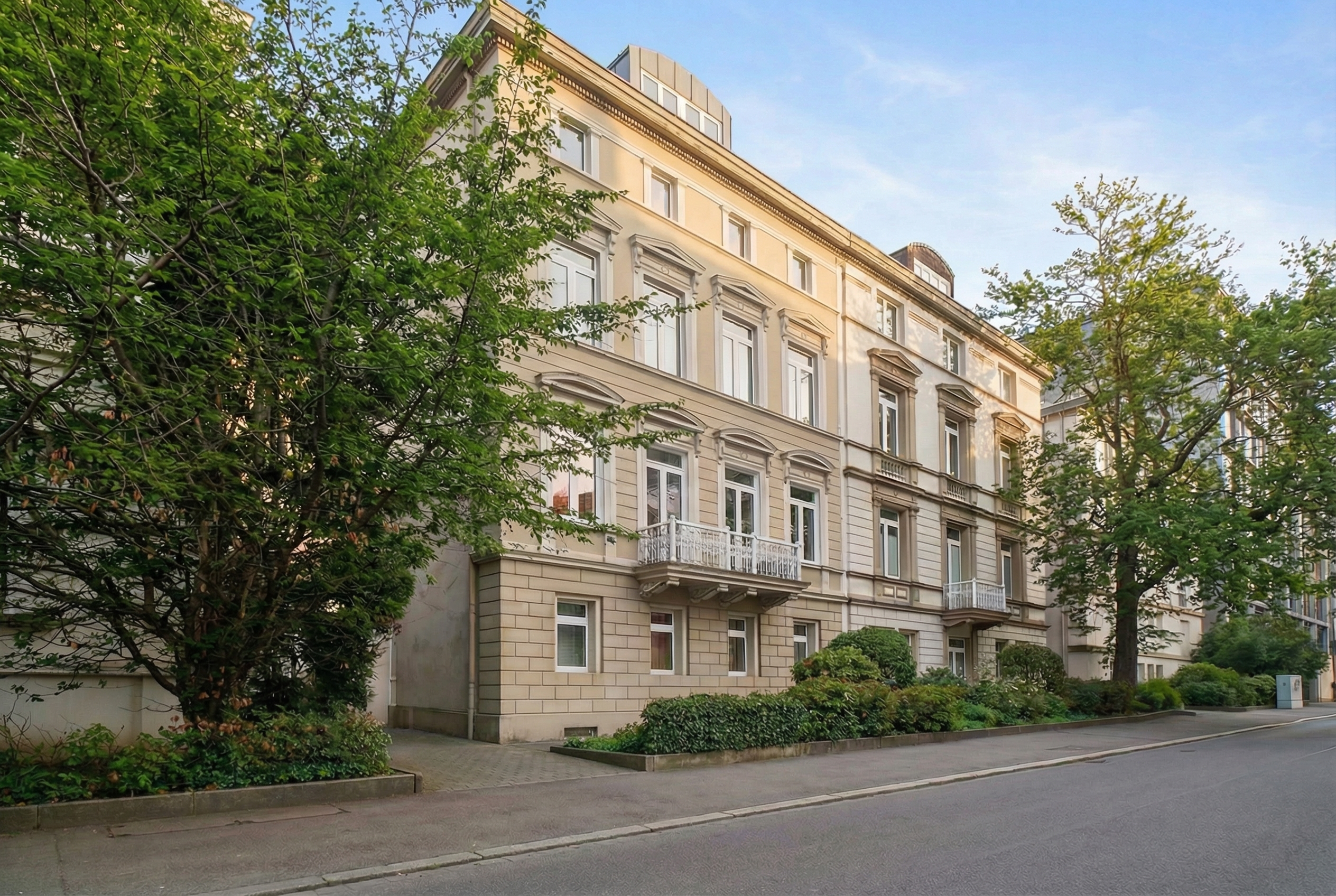 Unique duplex in a prime Frankfurt Westend location, within walking distance of the Old Opera House