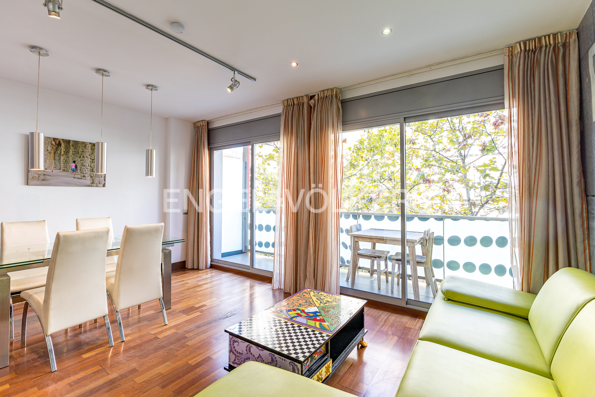 Upper floor and bright apartment with large balcony in Eixample