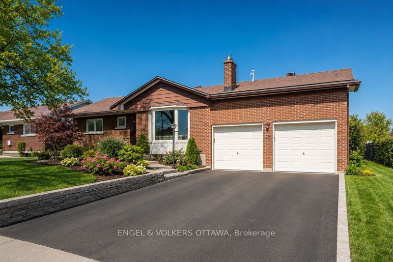 Spacious Bungalow Backing Directly Onto Connaught Park