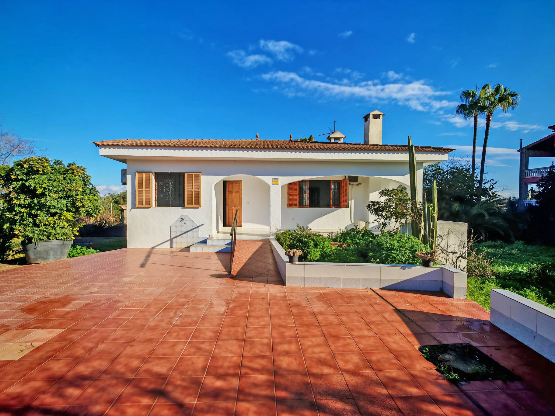 Mediterranean bungalow with large plot