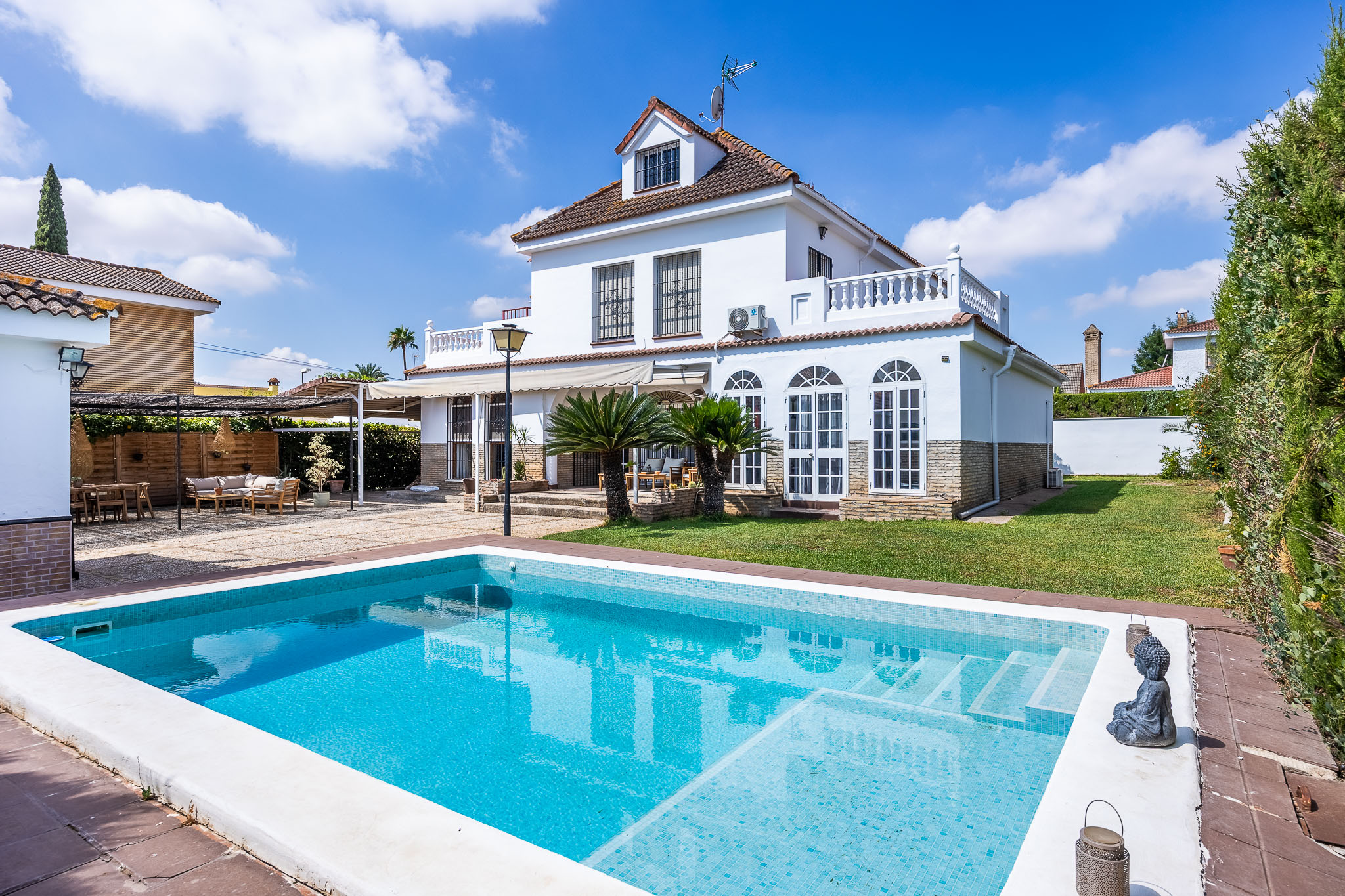 Discover a great home in La Motilla Residential Area, Dos Hermanas (Seville): renovated 350 m² house, 5 rooms and 4 bathrooms, with private garden, pool, 25 m² terrace, fireplace, and maximum security.