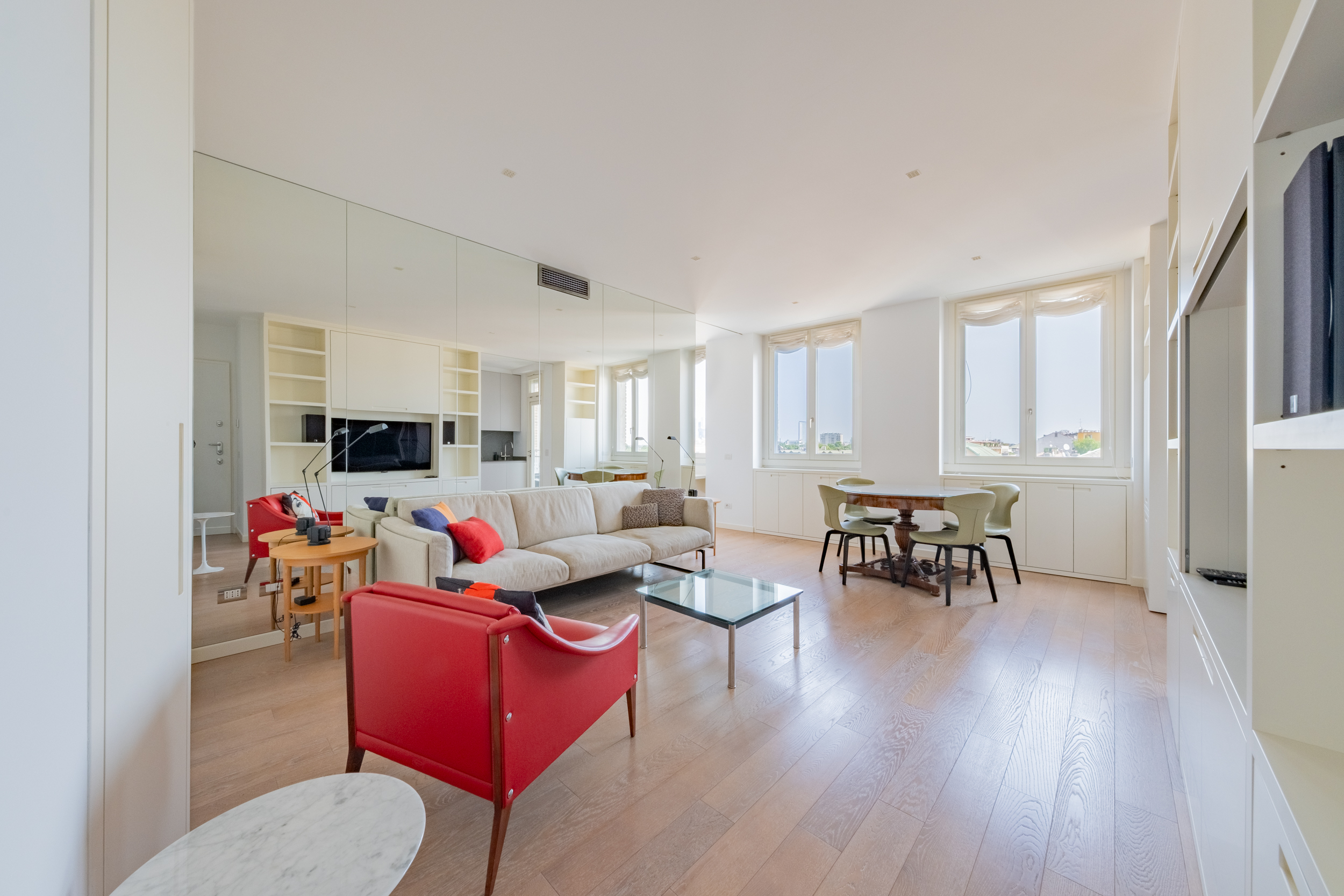 Distinguished pied-à-terre with blissful view