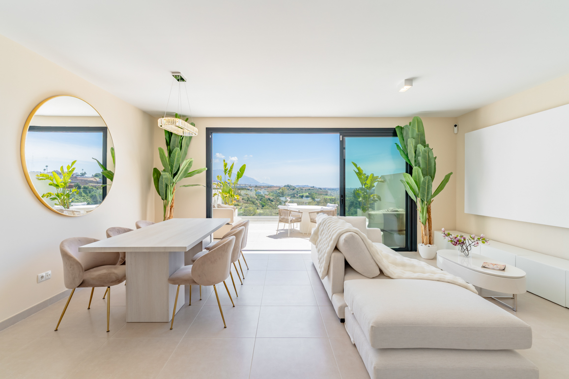 Ático Dúplex Exclusivo con Piscina Privada y Vistas Panorámicas al Mar y al Golf