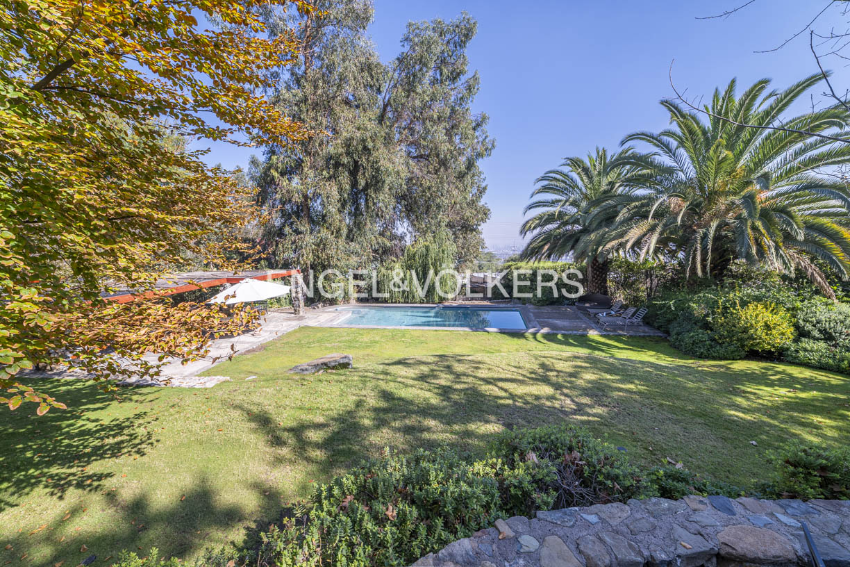 ELEGANTE CASA MODERNA CON AMPLIO JARDÍN