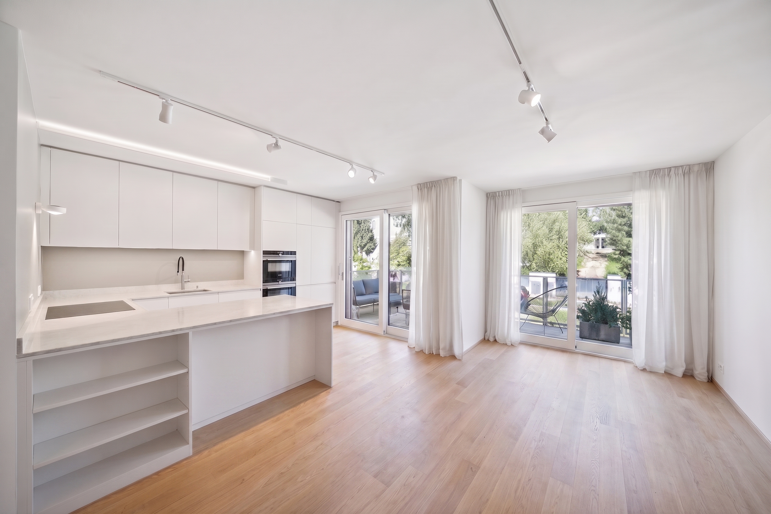 Living in a sought-after green, quiet area – Elegant 2-room apartment with balcony & pool