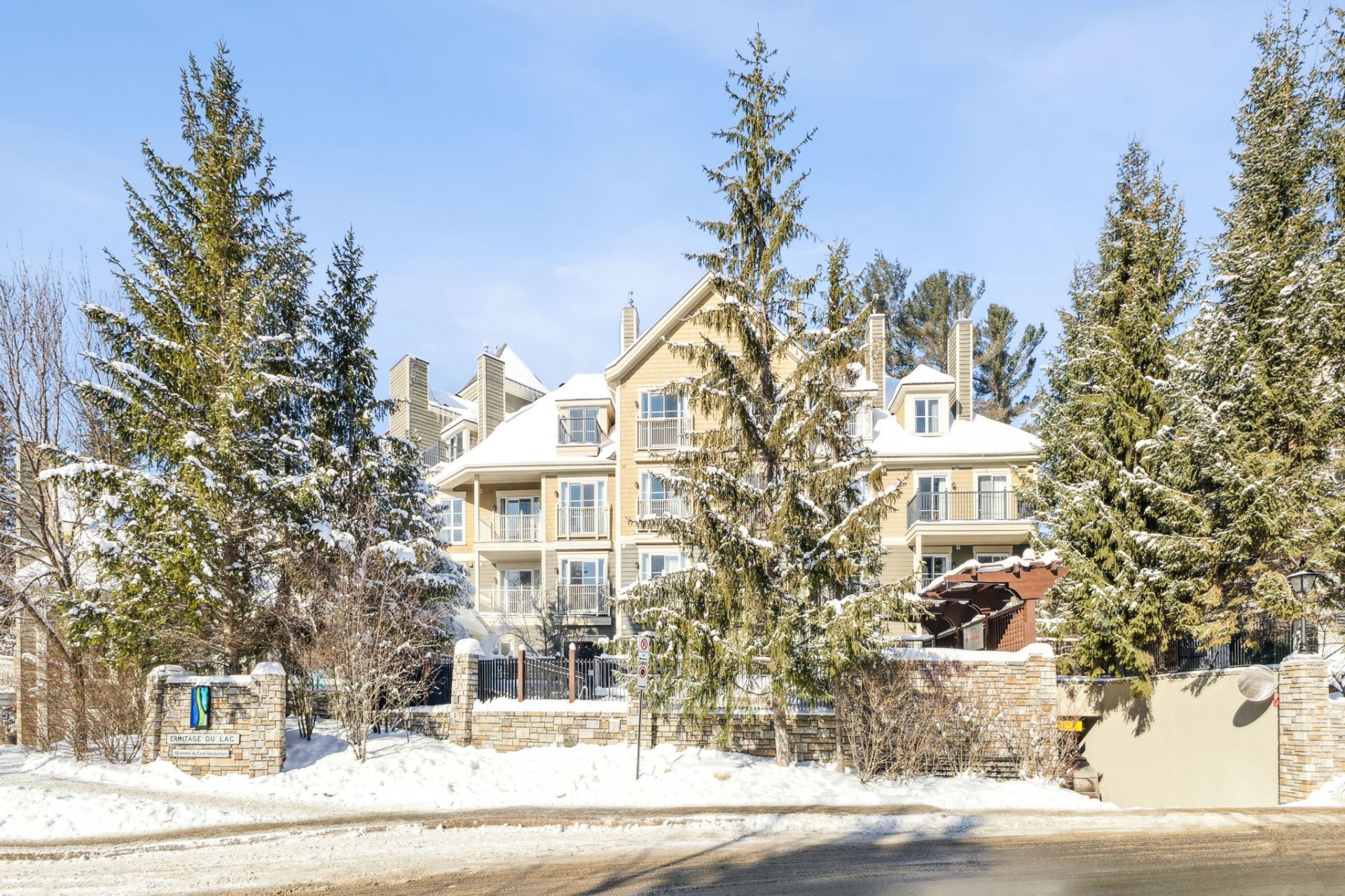 Studio in pedestrian village just steps from the ski lifts.