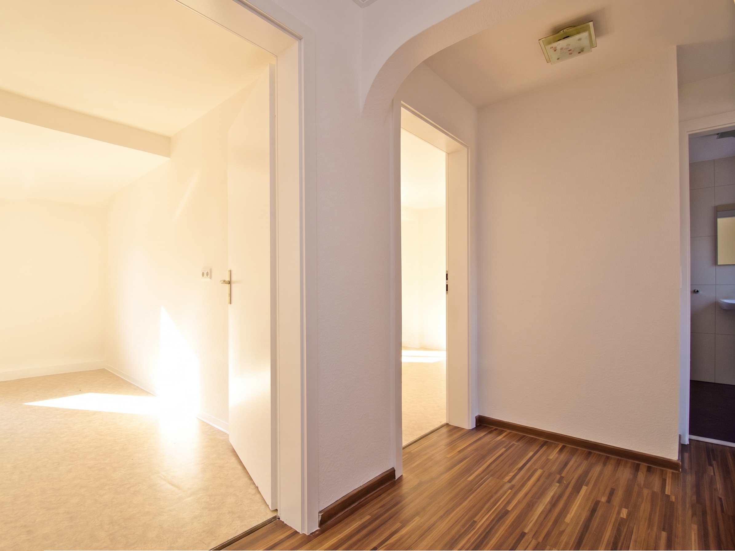 Schöne ruhige 4 -Zimmer-Wohnung                                       mit Blick über den Dächern Bürgstadts [AI-modified]