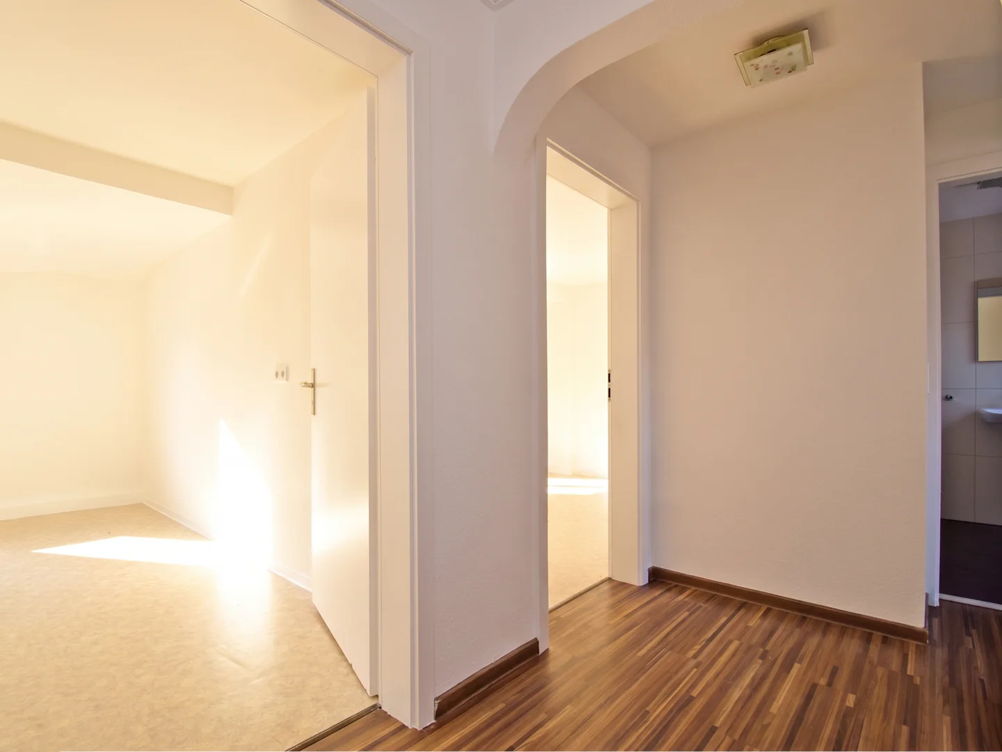 Schöne ruhige 4 -Zimmer-Wohnung mit Blick über den Dächern Bürgstadts - Photo 3