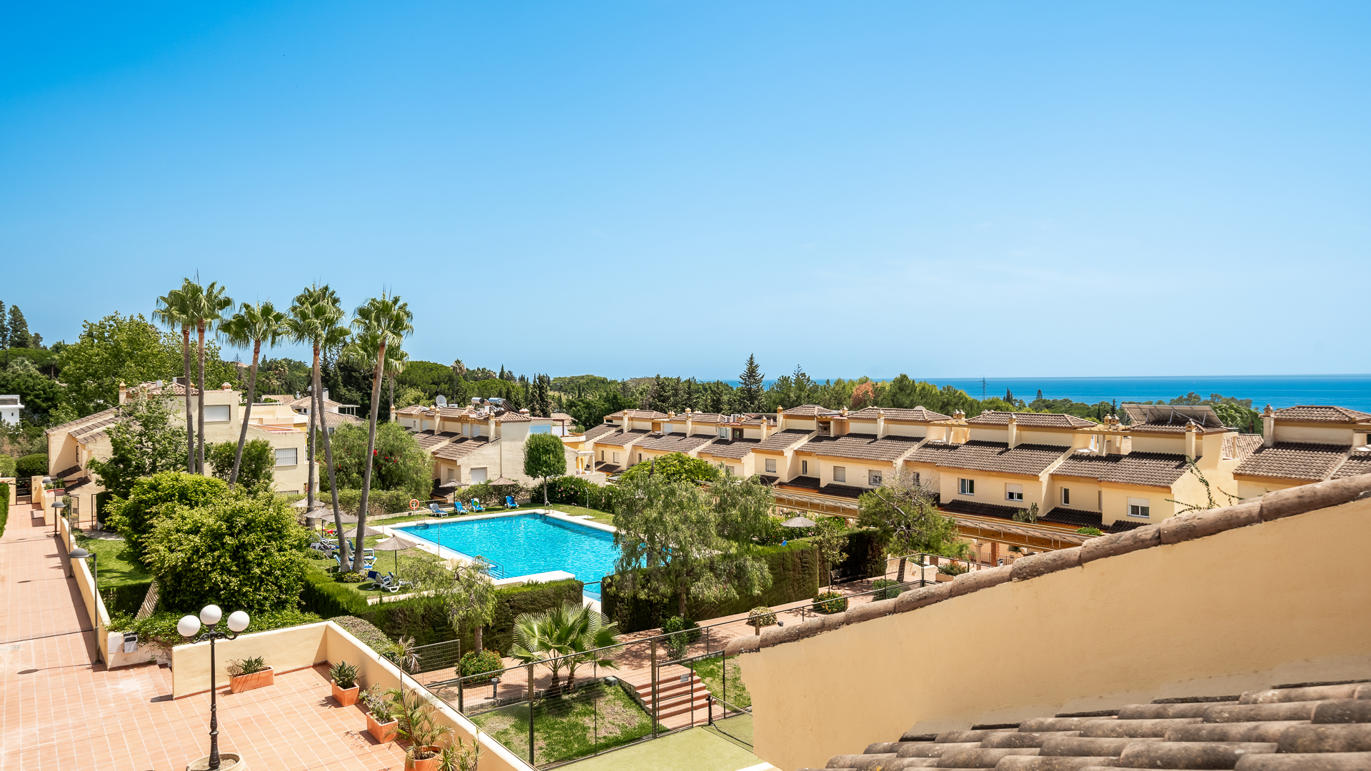 Elegant Corner Townhouse with Sea Views in Nagüeles