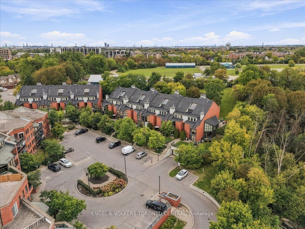 Condo Townhouse In The Heart Of Woodbridge