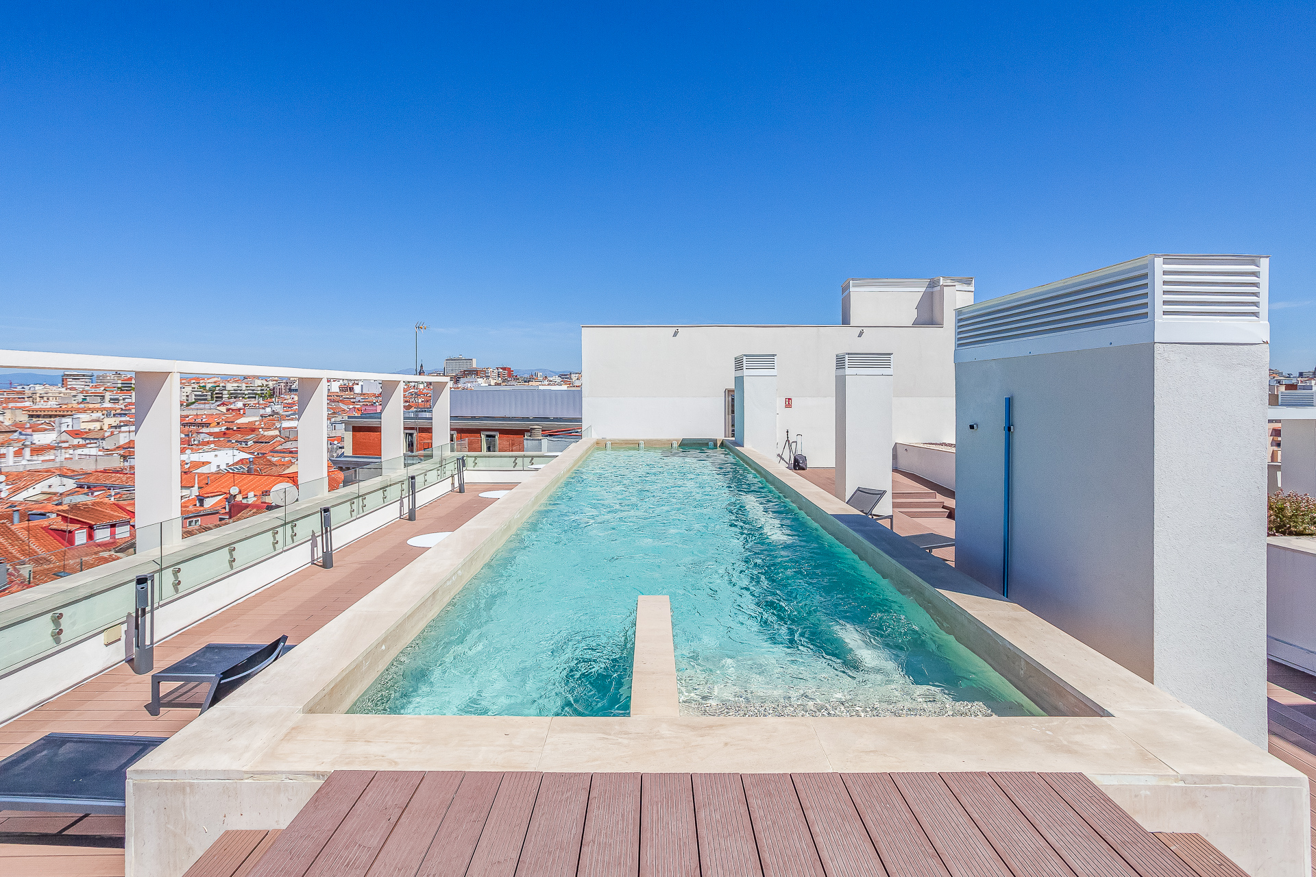 Exclusive renovated luxury apartment with 2 bedrooms, 2 bathrooms, rooftop pool, and storage room in Justicia.