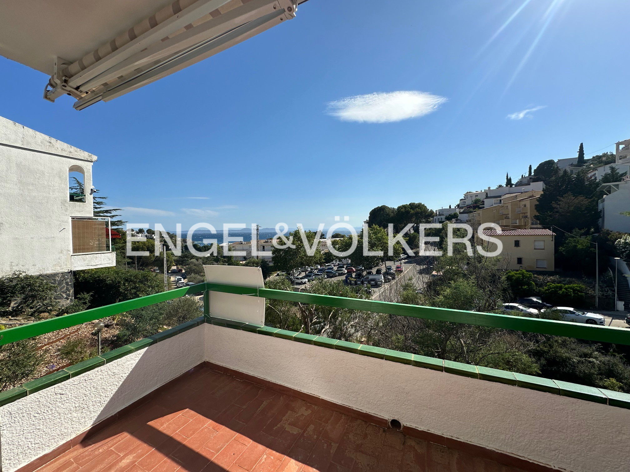 Exclusiva villa reformada con vistas espectaculares a la playa de Almadrava y la bahía de Roses.