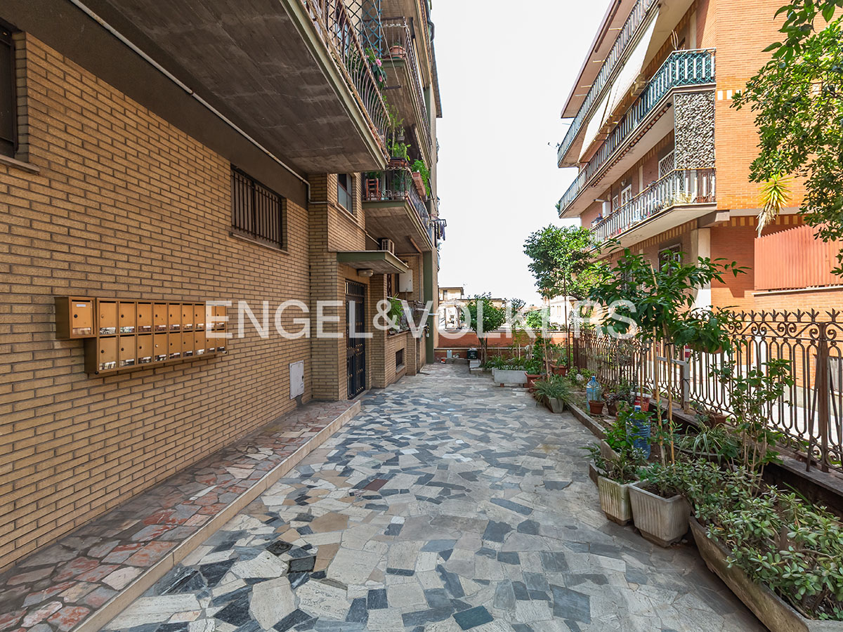 Spacious three-room apartment in the Borghesiana area