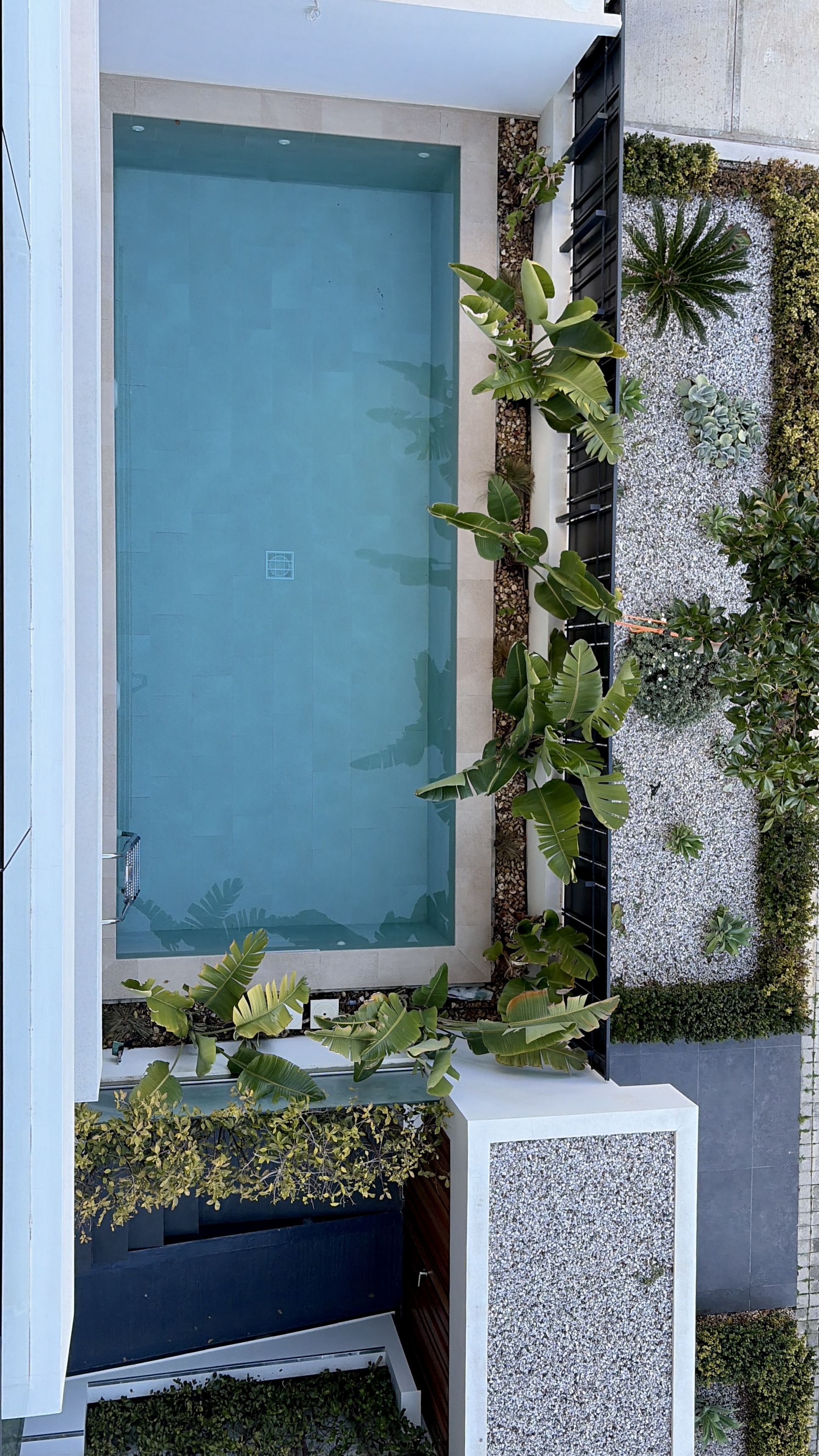 Elegant newly built ground-floor maisonette with garden & pool, 400m from the beach